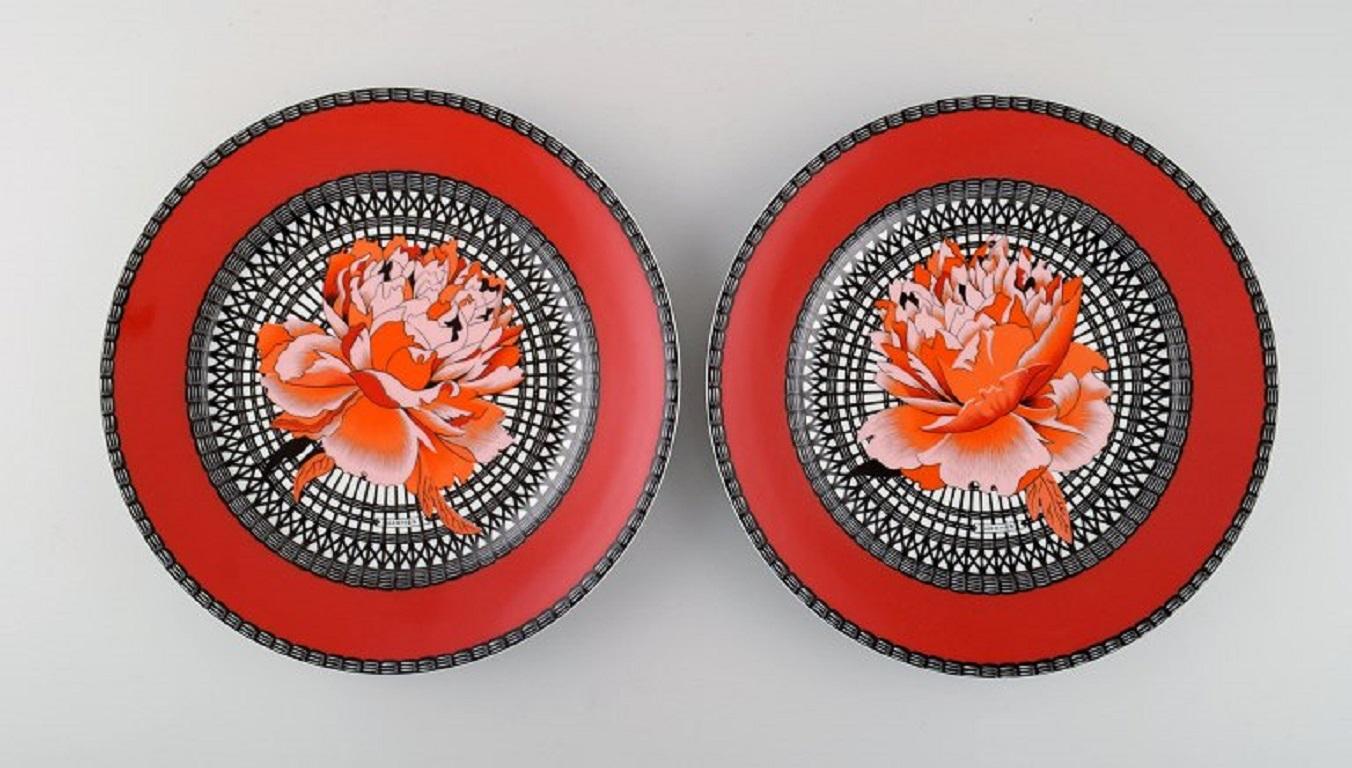 Six Hermes porcelain dinner plates decorated with red flowers on a black and white checkered background. 1980s.
Measure: Diameter: 25.5 cm.
In excellent condition.
Stamped.