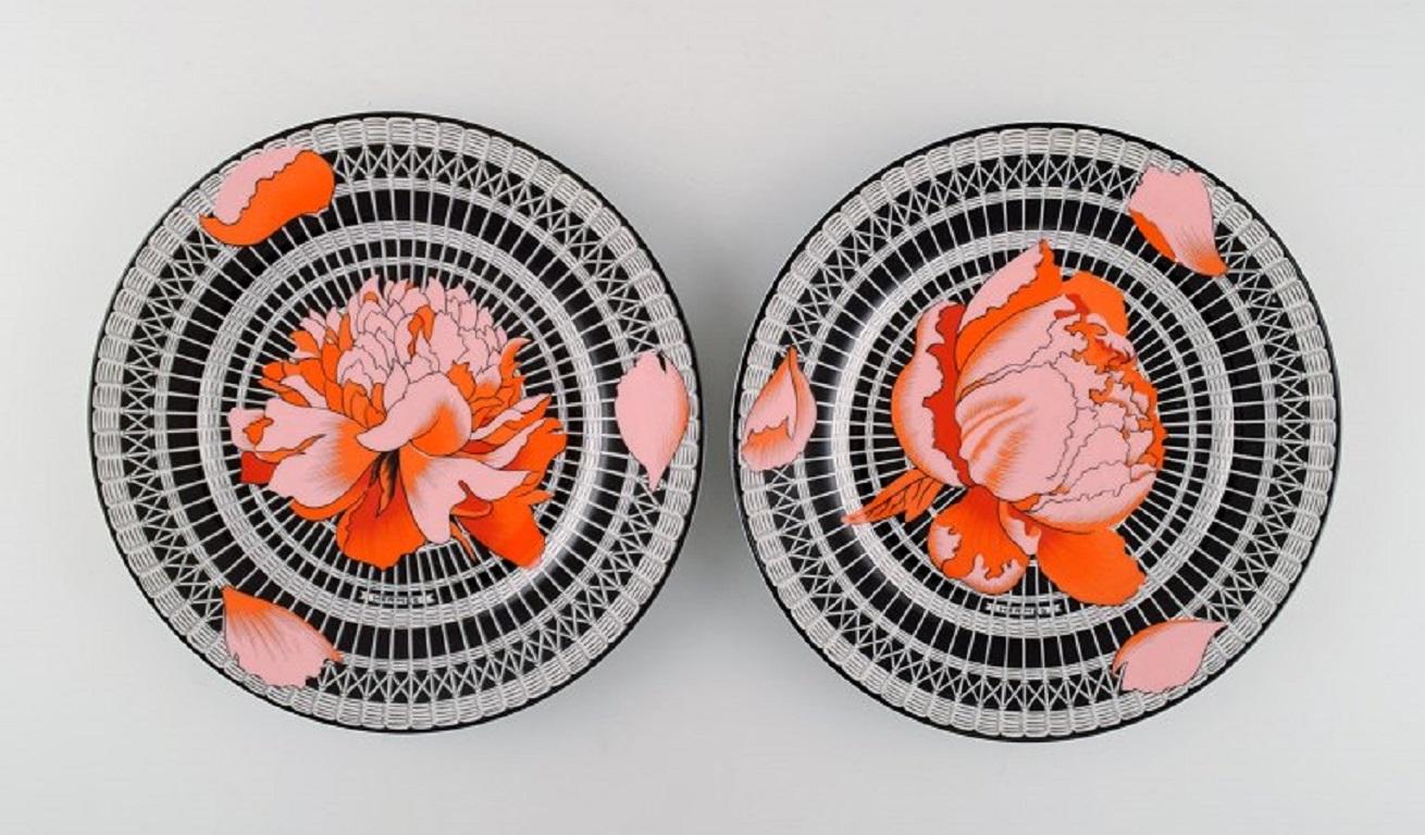 Six Hermes porcelain lunch plates decorated with red flowers on a black and white patterned background, 1980s.
Measure: Diameter 22 cm.
In excellent condition.
Stamped.
