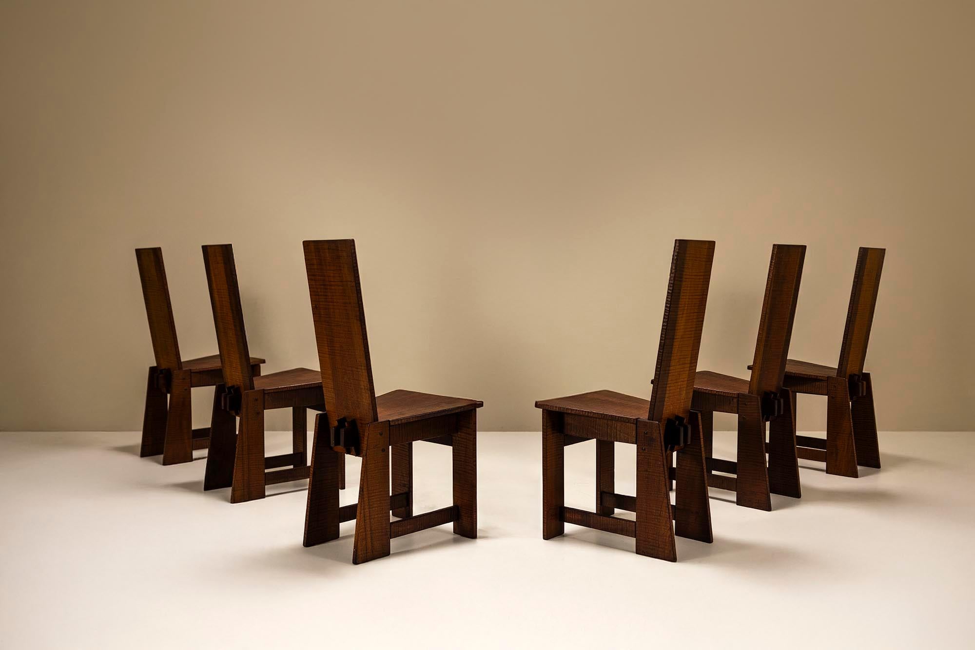 Presentamos un escultural conjunto de seis sillas de comedor de respaldo alto, que recuerdan la cruda elegancia que suele encontrarse en el Brutalismo italiano. Ejecutadas al estilo de Giuseppe Rivadossi, estas sillas revelan una marcada