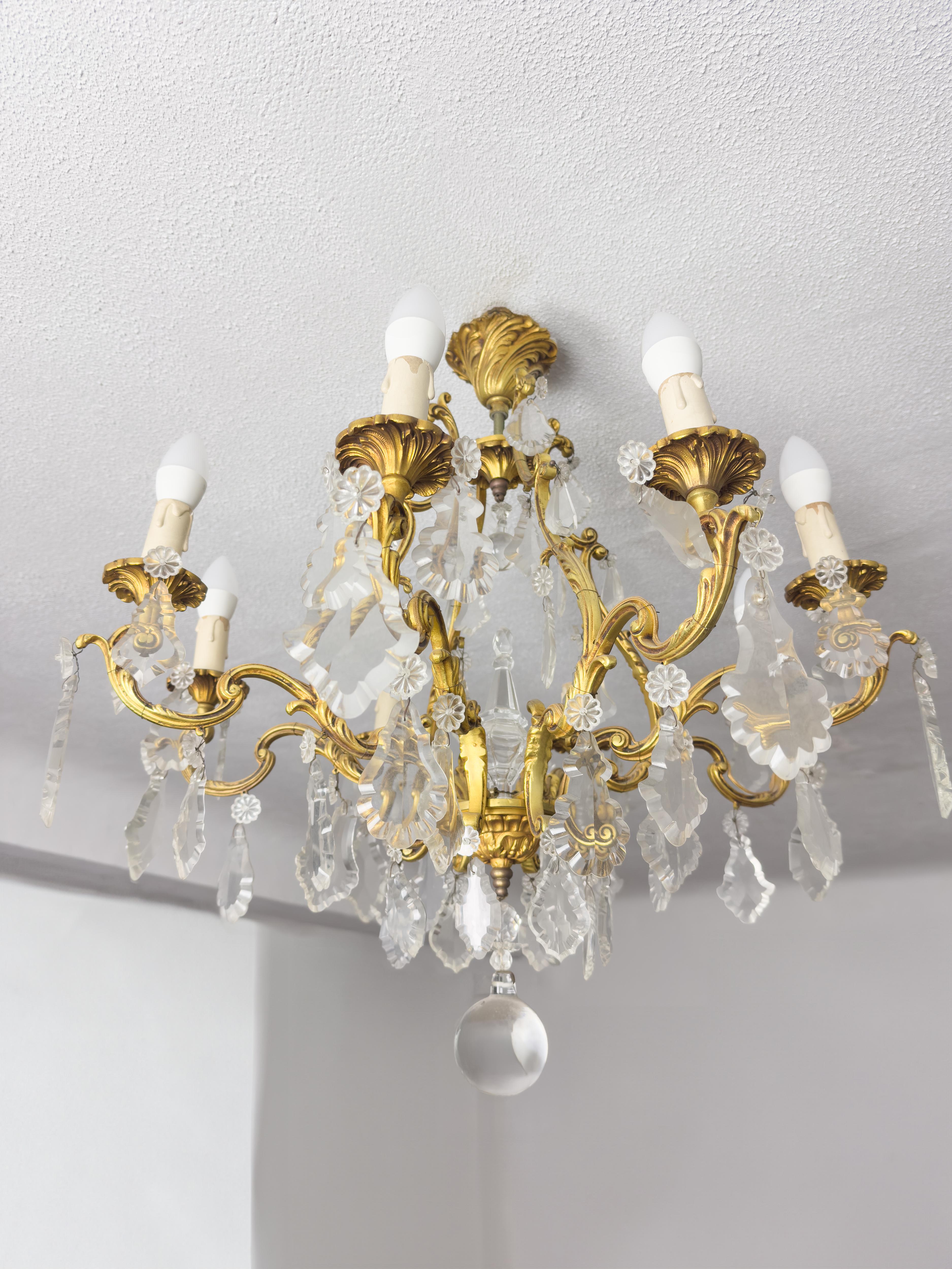 Bronze massif de style Louis XV à effet torsadé  et lustre en cristal avec diverses pampilles et fleurons en cristal et en verre, six chandeliers entièrement recâblés et six douilles.  