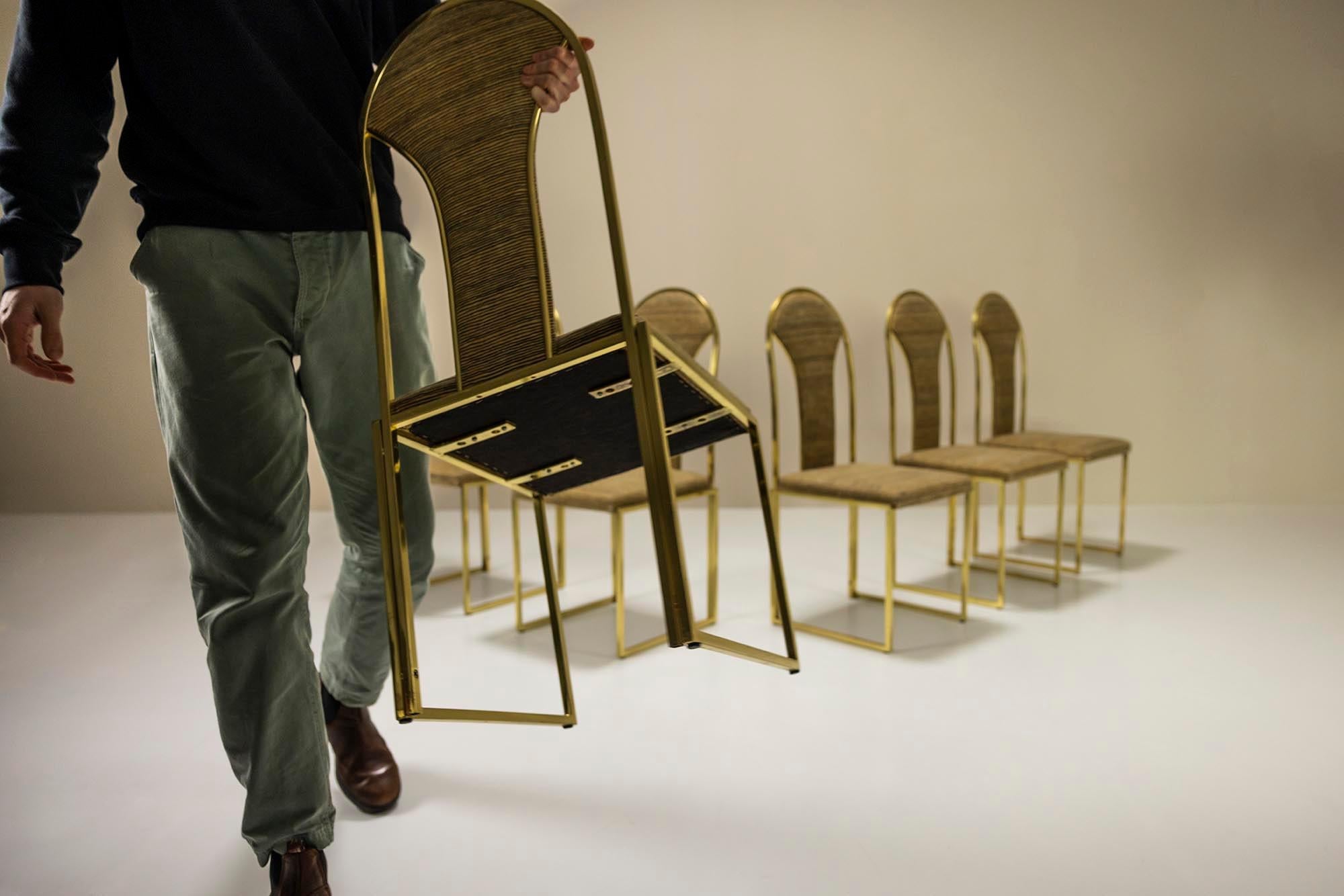 Un ensemble de six chaises de salle à manger fabriquées dans les années 1970 par le fabricant de meubles belge The Furniture Rooms. Ces chaises ont un aspect distingué et s'inscrivent parfaitement dans le genre Hollywood Regency avec leur aspect