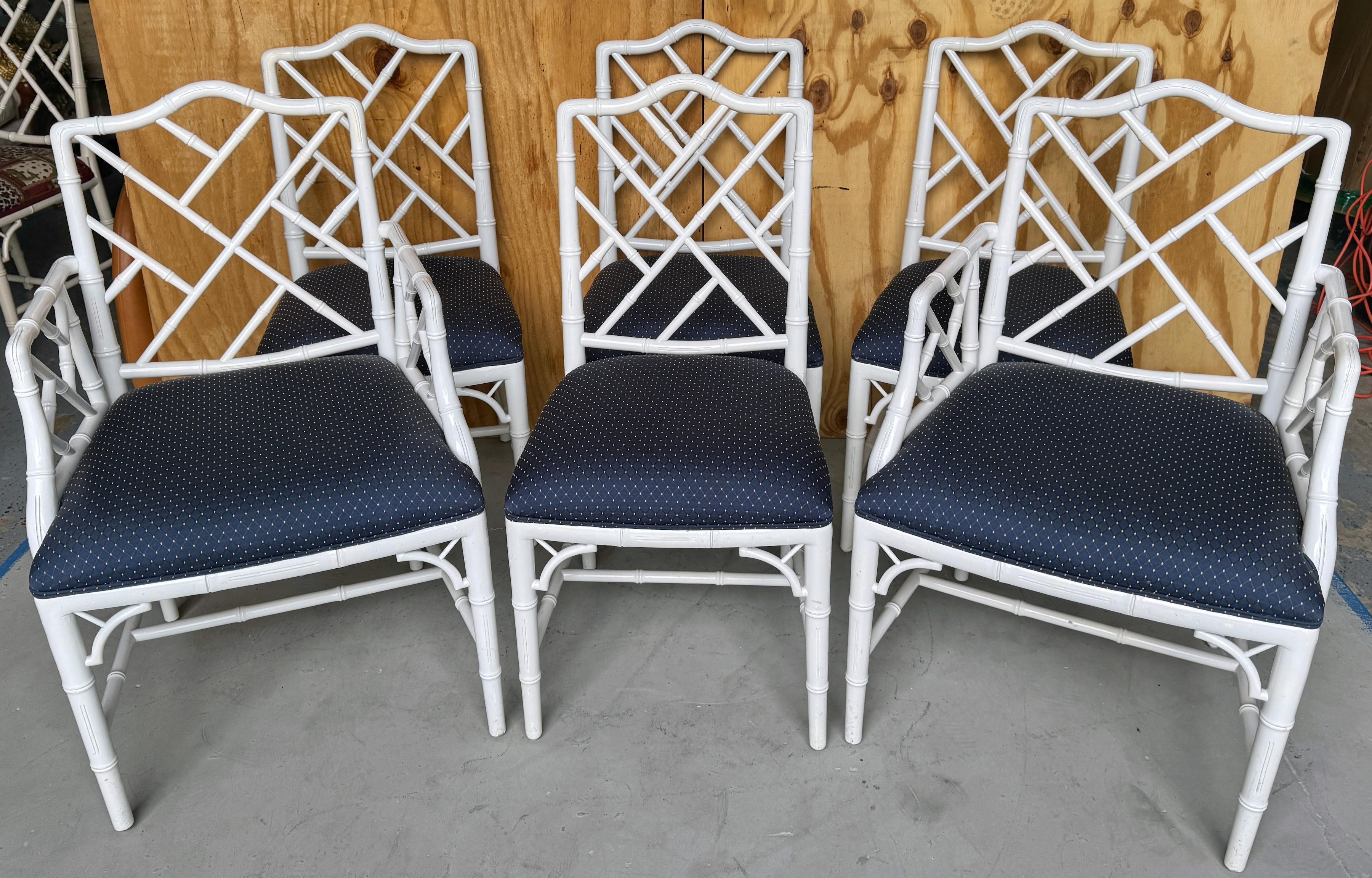 Sechs Hollywood Regency Weiß lackiert Faux Bambus Esszimmer Stühle /Frames 
USA, ca. 1960er Jahre
Ein außergewöhnlicher Satz von sechs weiß lackierten Hollywood-Regency-Stühlen aus Bambusimitat aus den 1960er-Jahren für das Esszimmer. Jeder Stuhl