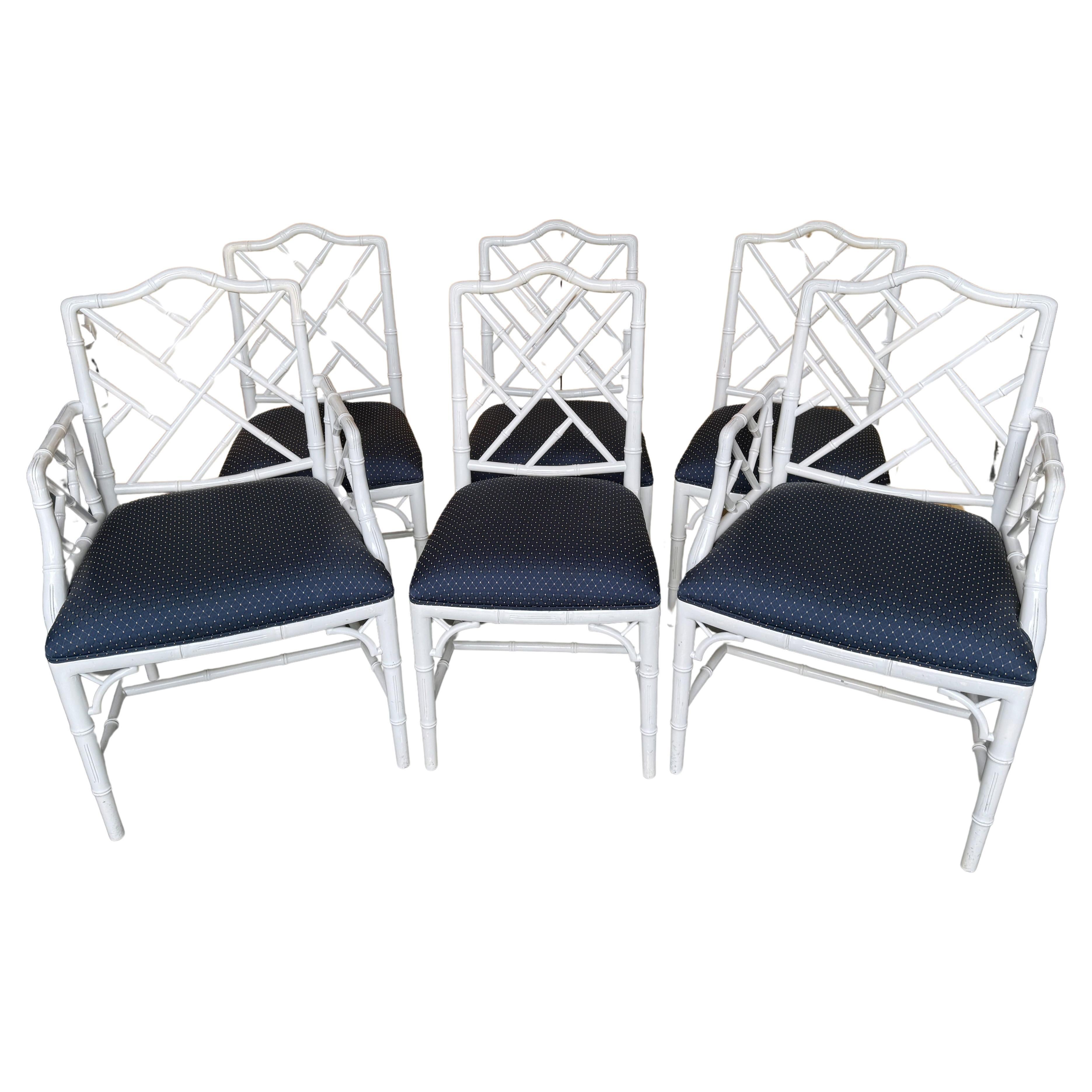 Six chaises/cadres de salle à manger Hollywood Regency laquées blanches en faux bambou