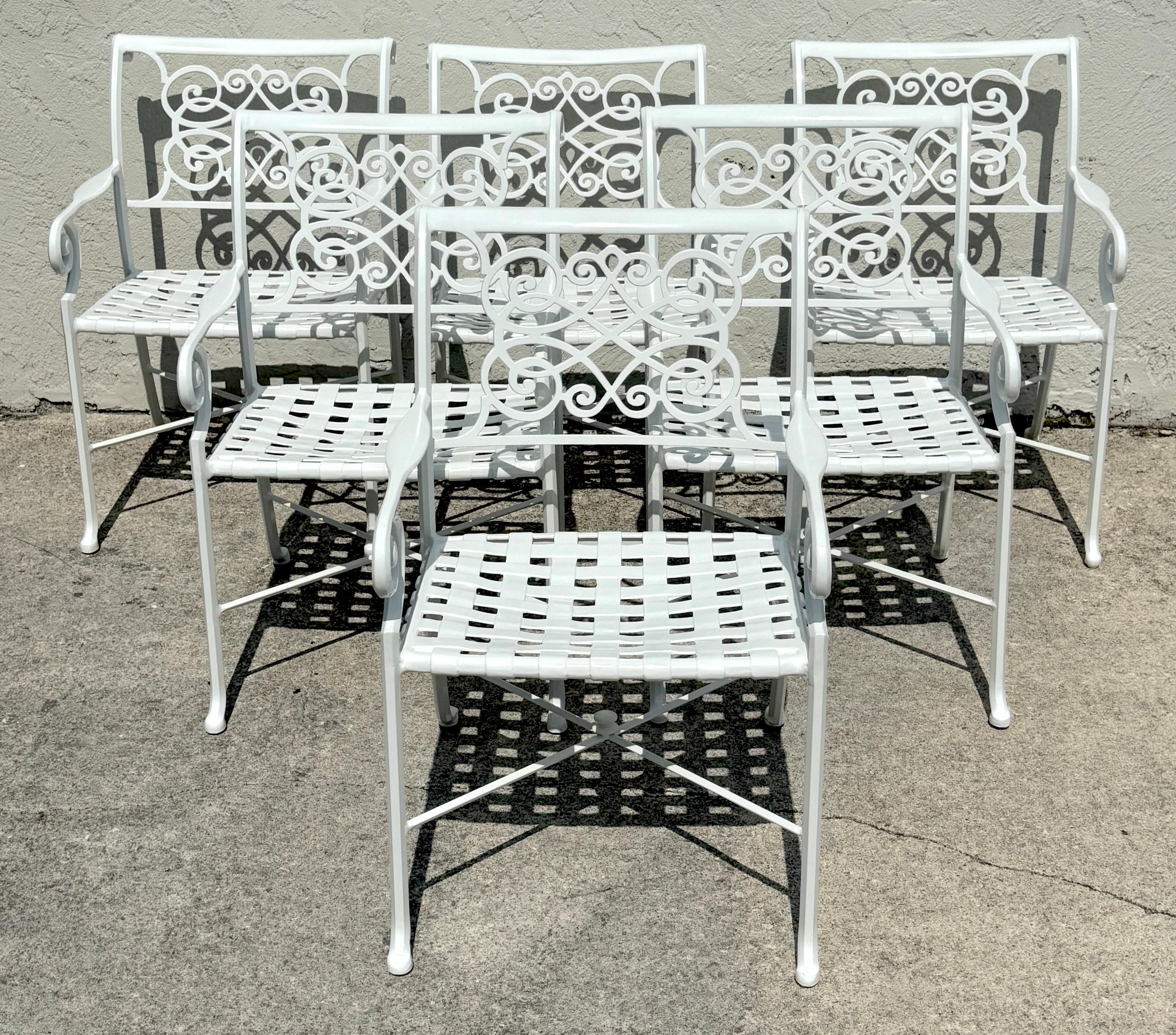Satz von sechs Hollywood Regency-Sesseln mit weißer Pulverbeschichtung, Brown Jordan zugeschrieben, USA, CIRCA 1950er Jahre

Ein stilvolles und zeitloses Set von sechs Sesseln für den Außenbereich, das dem amerikanischen Kultfabrikanten Brown Jordan