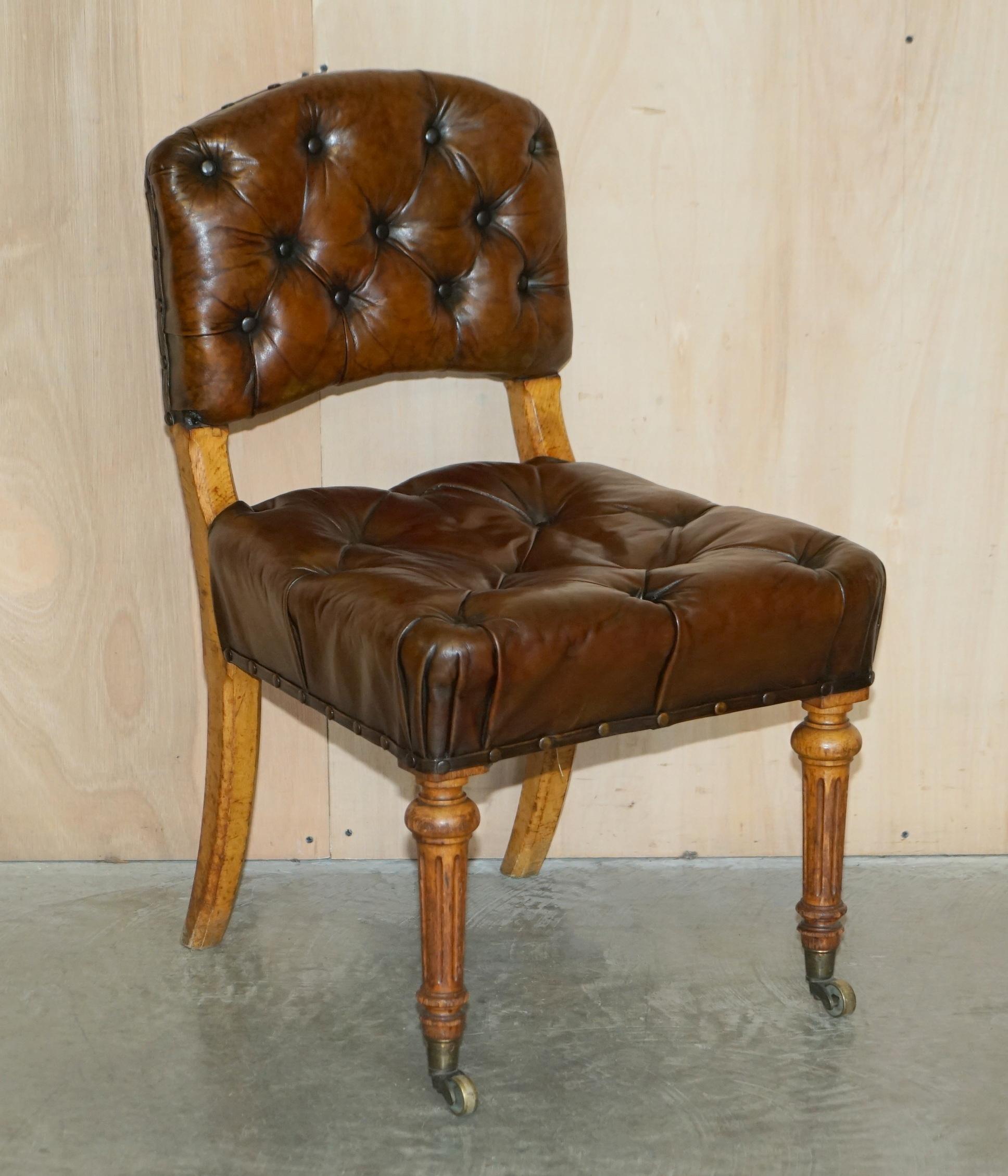 Anglais Six importantes chaises de salle à manger de style Regency anciennes en cuir Pollard et chêne de Chesterfield en vente