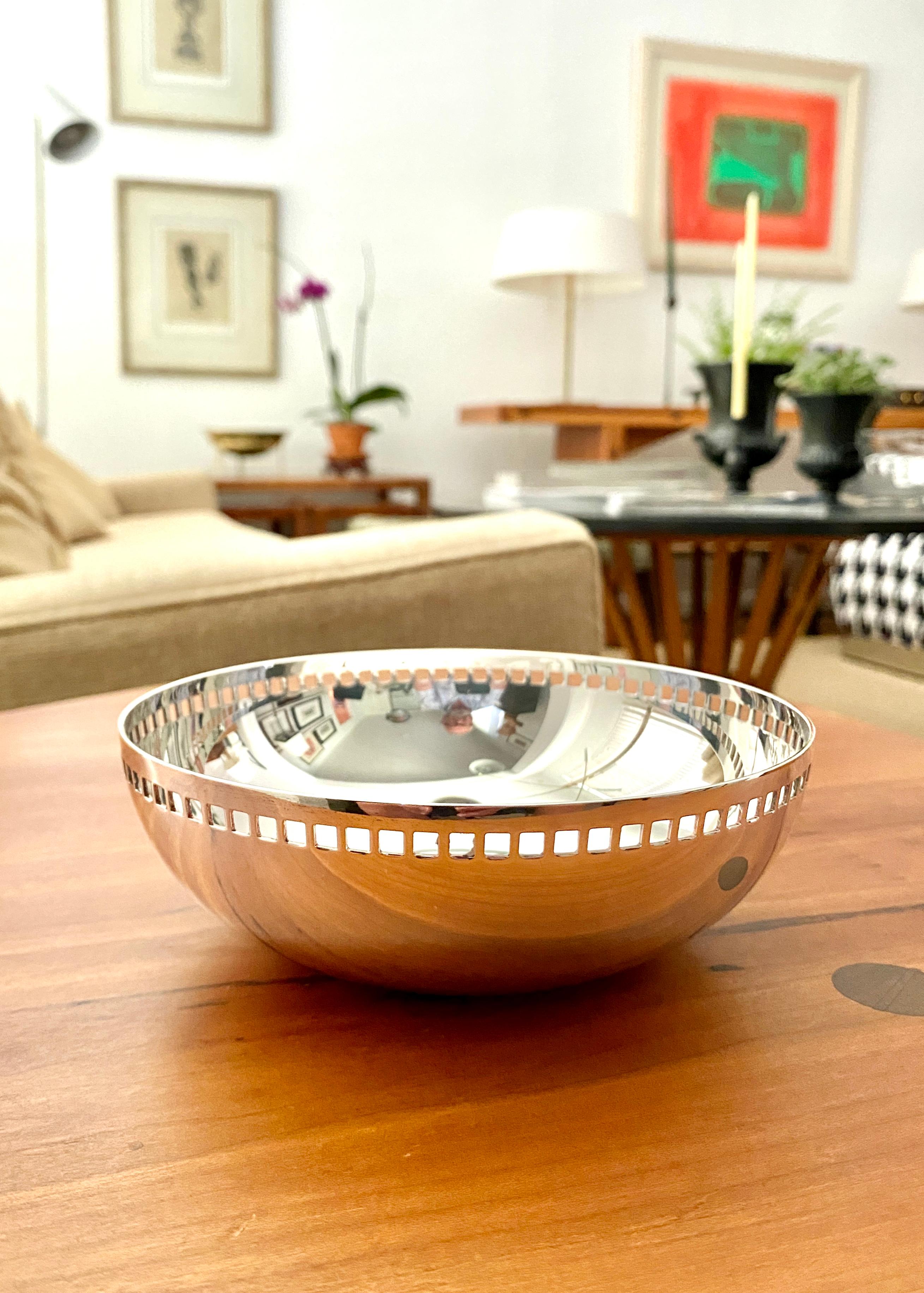 A beautiful silverplate bowl designed in the 1980's by noted architect Richard Meier for Swid Powell, made in Italy. The bowl has an embossed signature: 