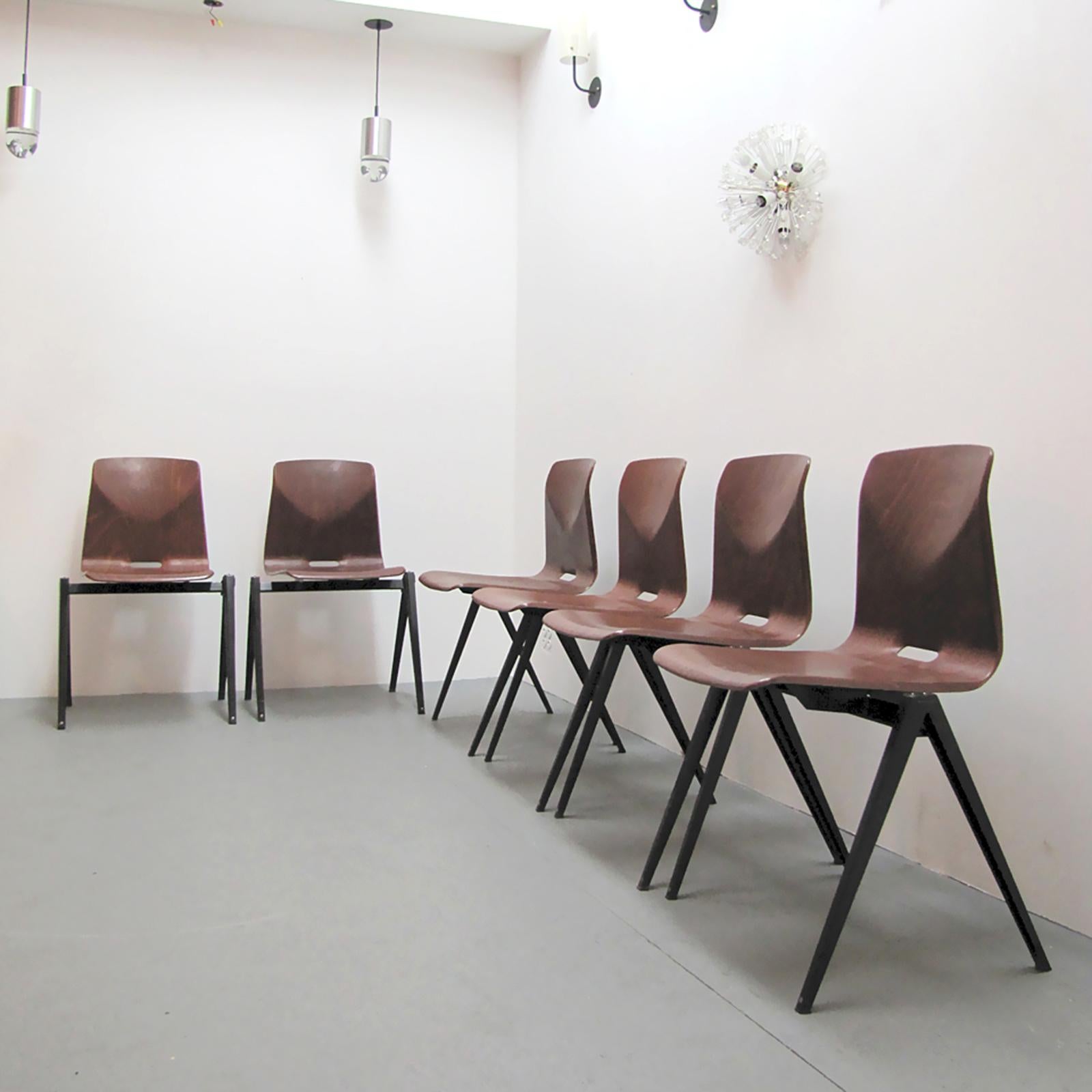 Milieu du XXe siècle Six chaises de salle à manger industrielles de Galvanitas, 1960 en vente