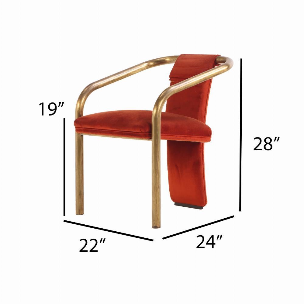 Questo set è dotato di schienali imbottiti che si estendono fino al pavimento e sostengono le sedute. La struttura è realizzata in tubolare di ottone e, partendo dallo schienale, si curva per creare i braccioli e le gambe anteriori. Un'aggiunta