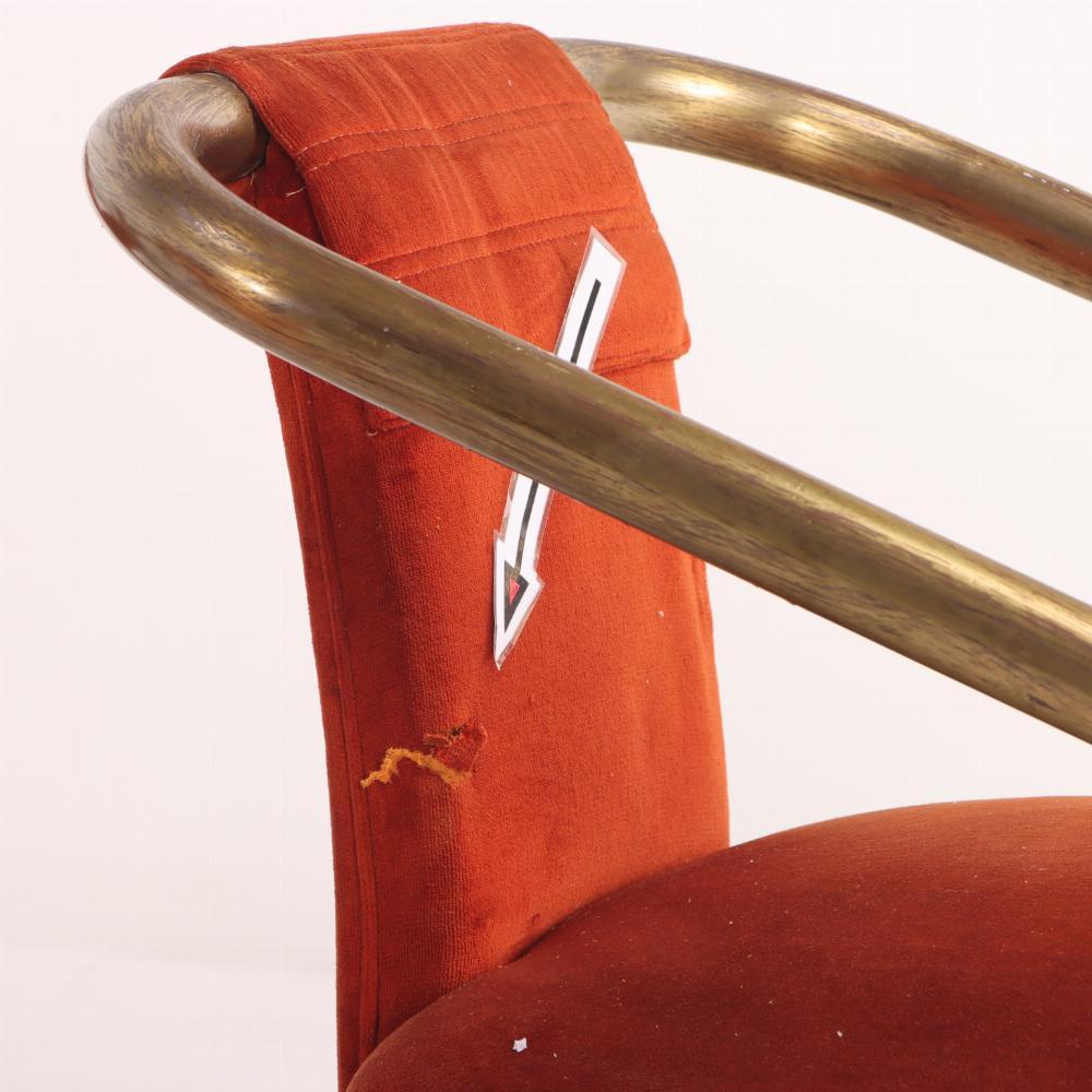 Questo set è dotato di schienali imbottiti che si estendono fino al pavimento e sostengono le sedute. La struttura è realizzata in tubolare di ottone e, partendo dallo schienale, si curva per creare i braccioli e le gambe anteriori. Un'aggiunta