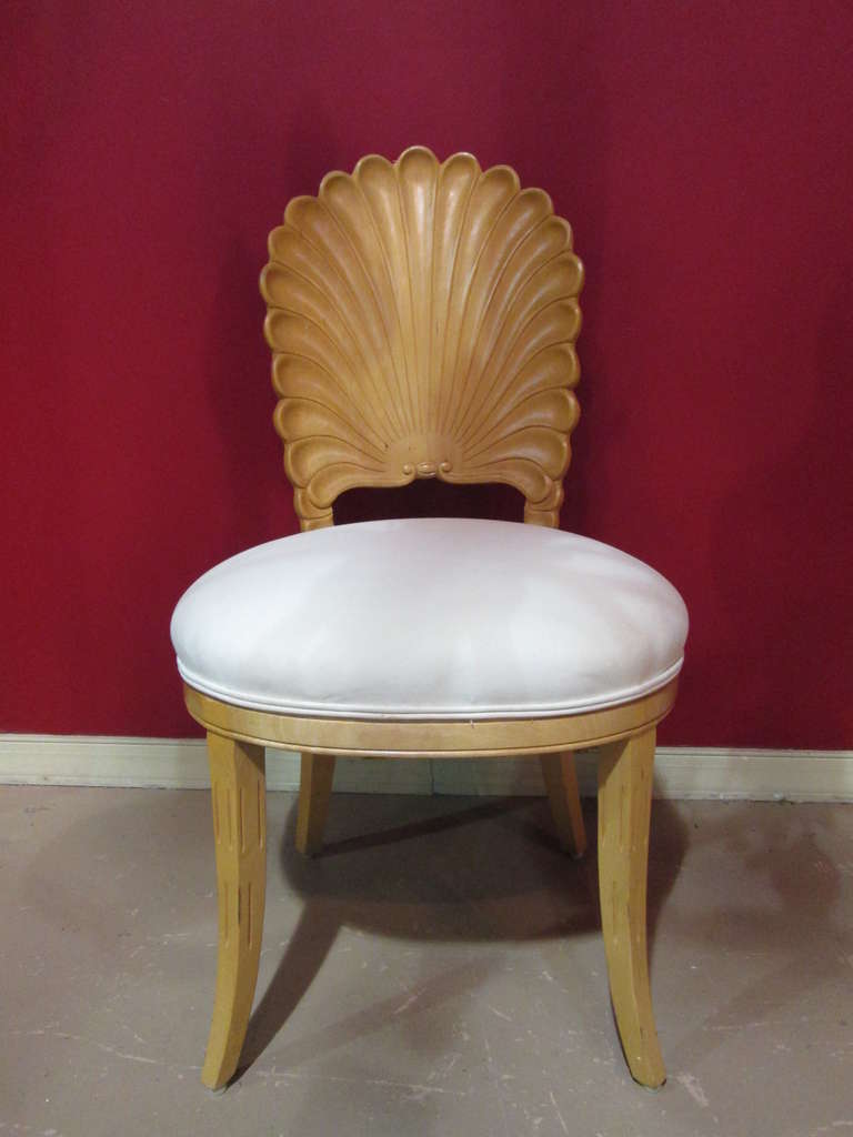 Grotte vénitienne italienne, chaises à structure en bois au design festonné avec des sièges en tissu rembourrés. Chaises à dossier en coquille.
 