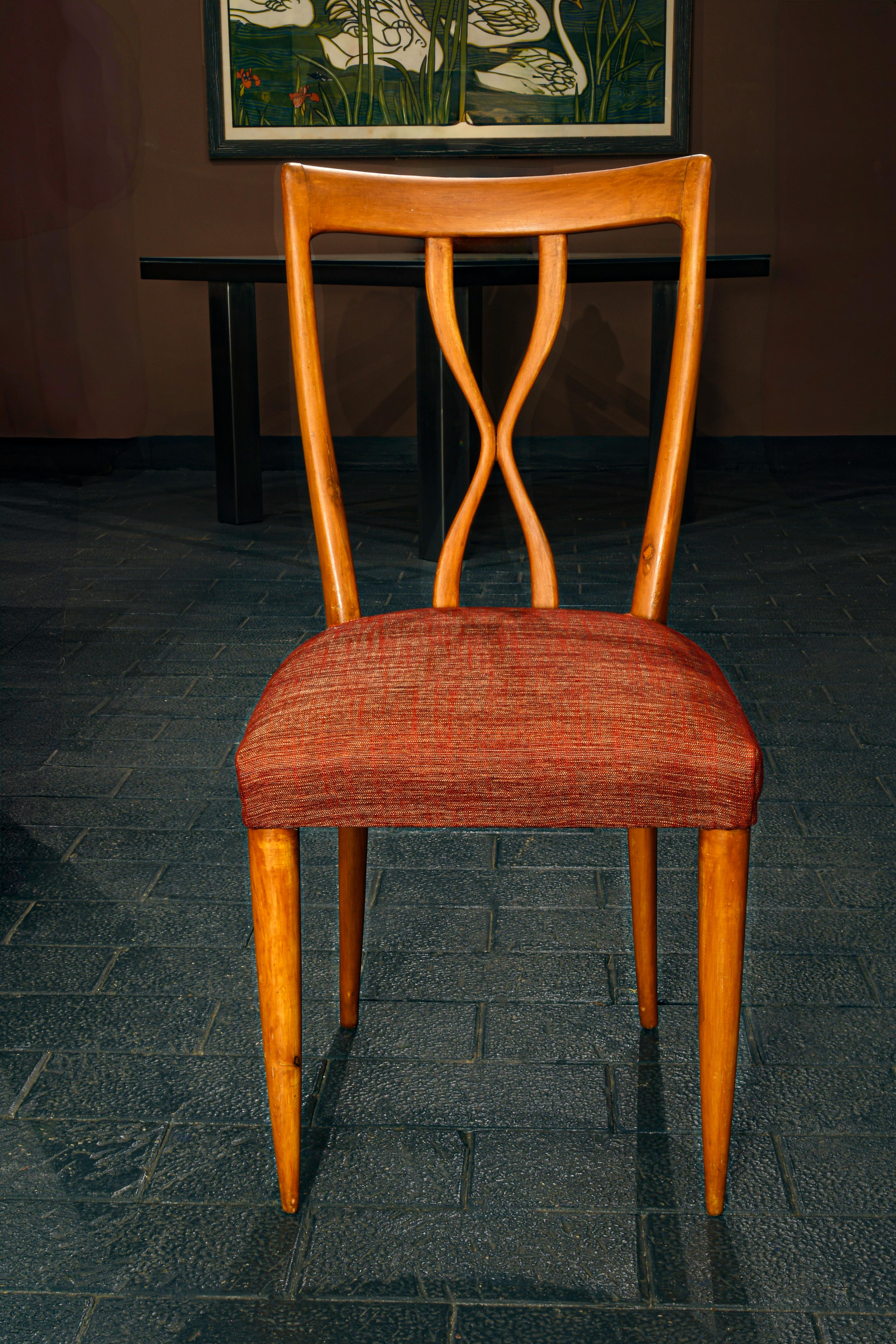 Set di sei sedie da pranzo in legno di faggio con sedili imbottiti e rivestimento in tessuto, disegnate da Osvaldo Borsani, prodotte da Arredamenti Borsani Varedo, anni '40.

Figlio di mobilieri, Osvaldo Borsani è stato uno dei pochi designer in