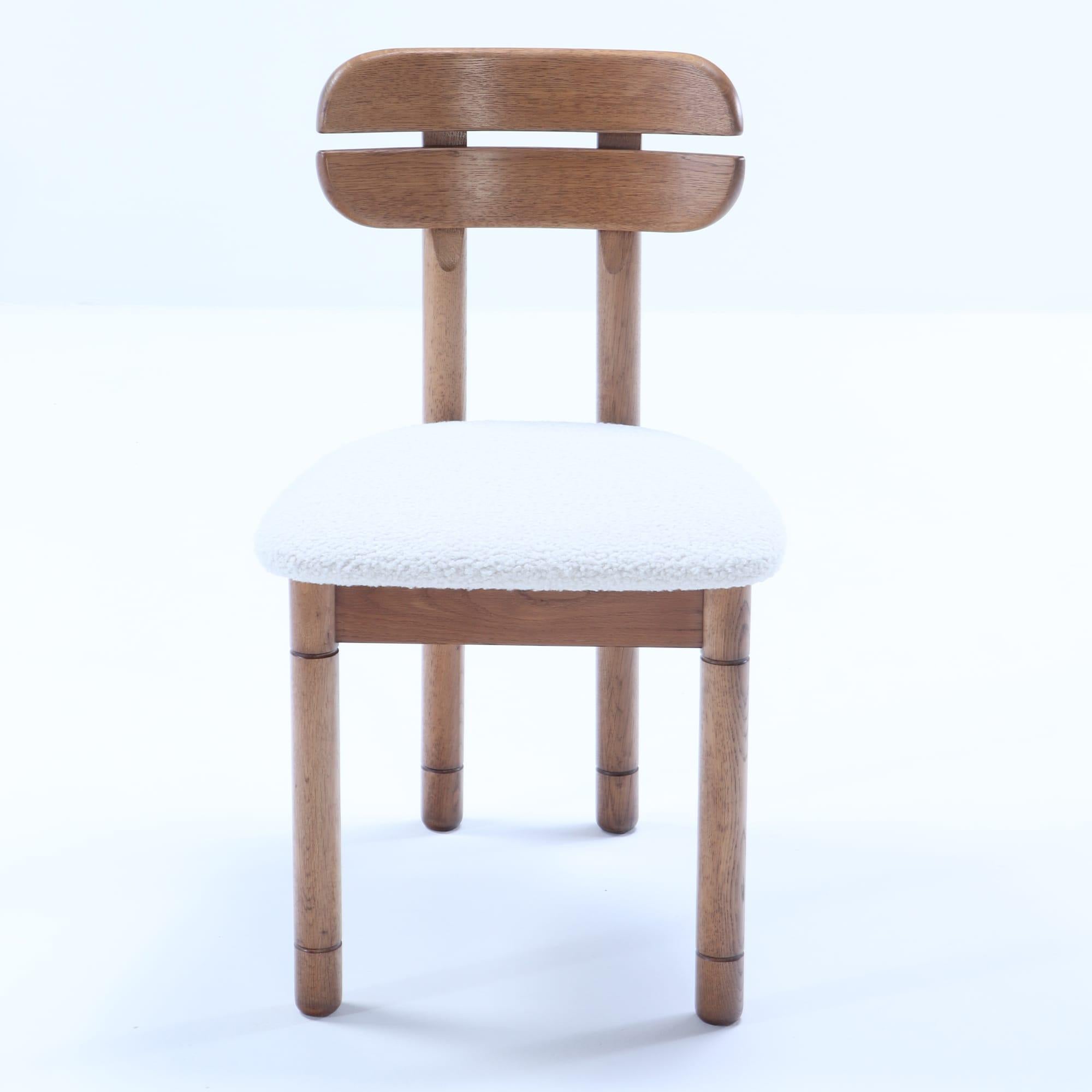 Six chaises de salle à manger en chêne italien A.I.C C 1965 reupholstered in a white boucle fabric. Bon état - En vente à Philadelphia, PA