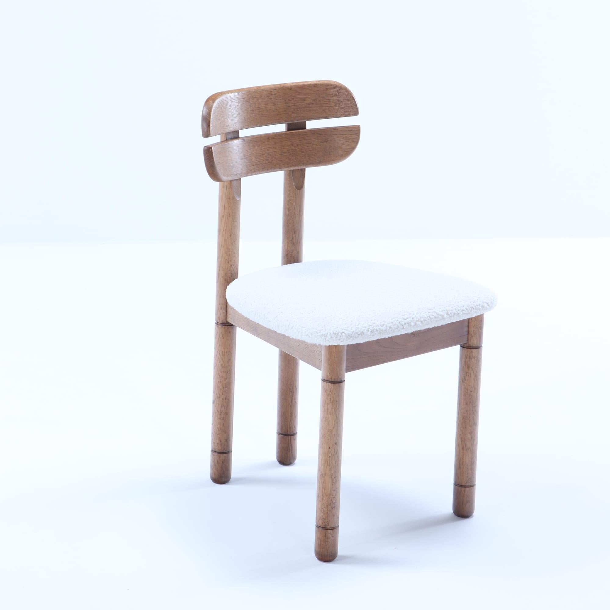 Milieu du XXe siècle Six chaises de salle à manger en chêne italien A.I.C C 1965 reupholstered in a white boucle fabric. en vente