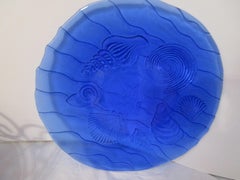 Six assiettes en forme de coquillage en verre bleu cobalt de style italien, avec un support décoratif en fer forgé