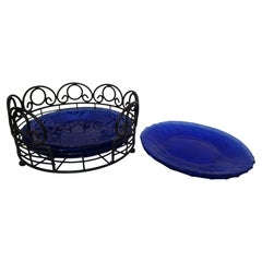 Six assiettes en forme de coquillage en verre bleu cobalt de style italien, avec un support décoratif en fer forgé