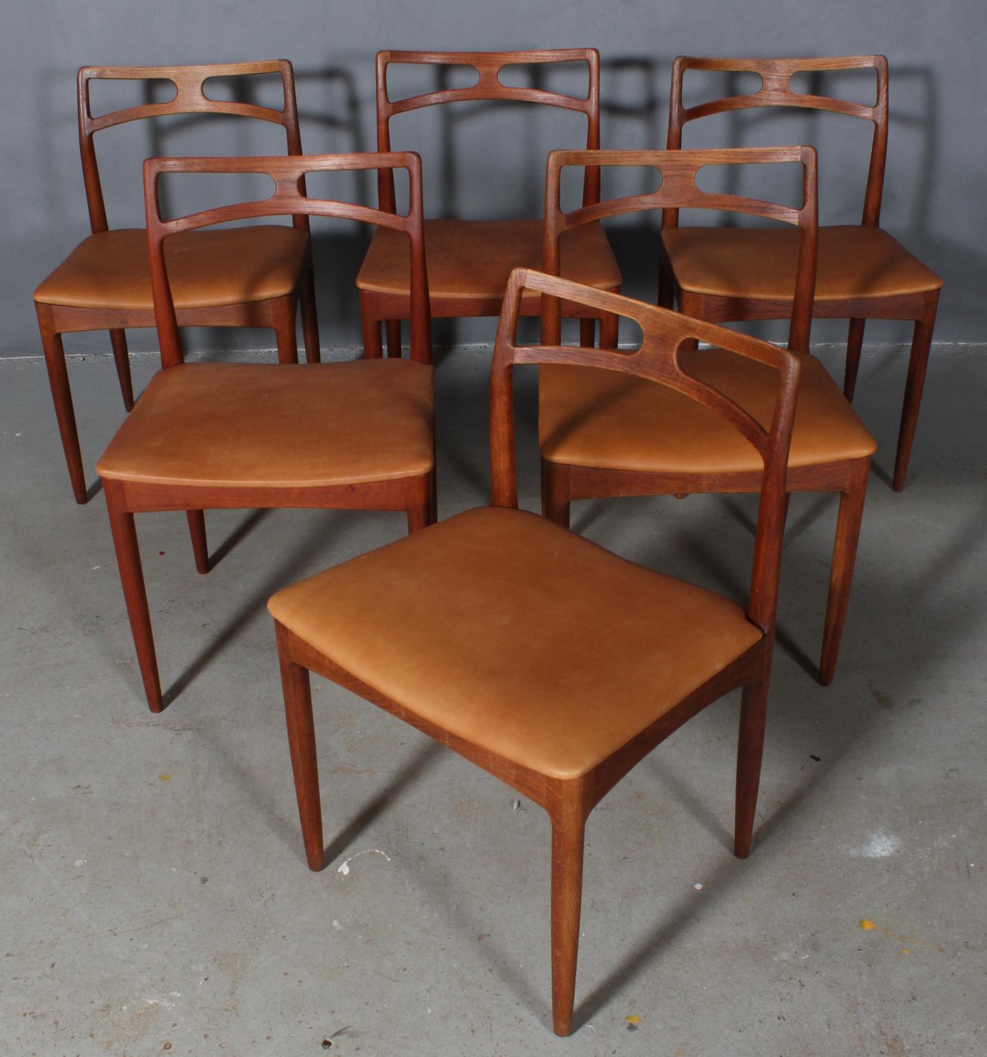 Six beautiful Johannes Andersen dining chairs with solid teak frame.

New upholstered with cognac aniline leather.

Model 96, made by Christian Linneberg.
    