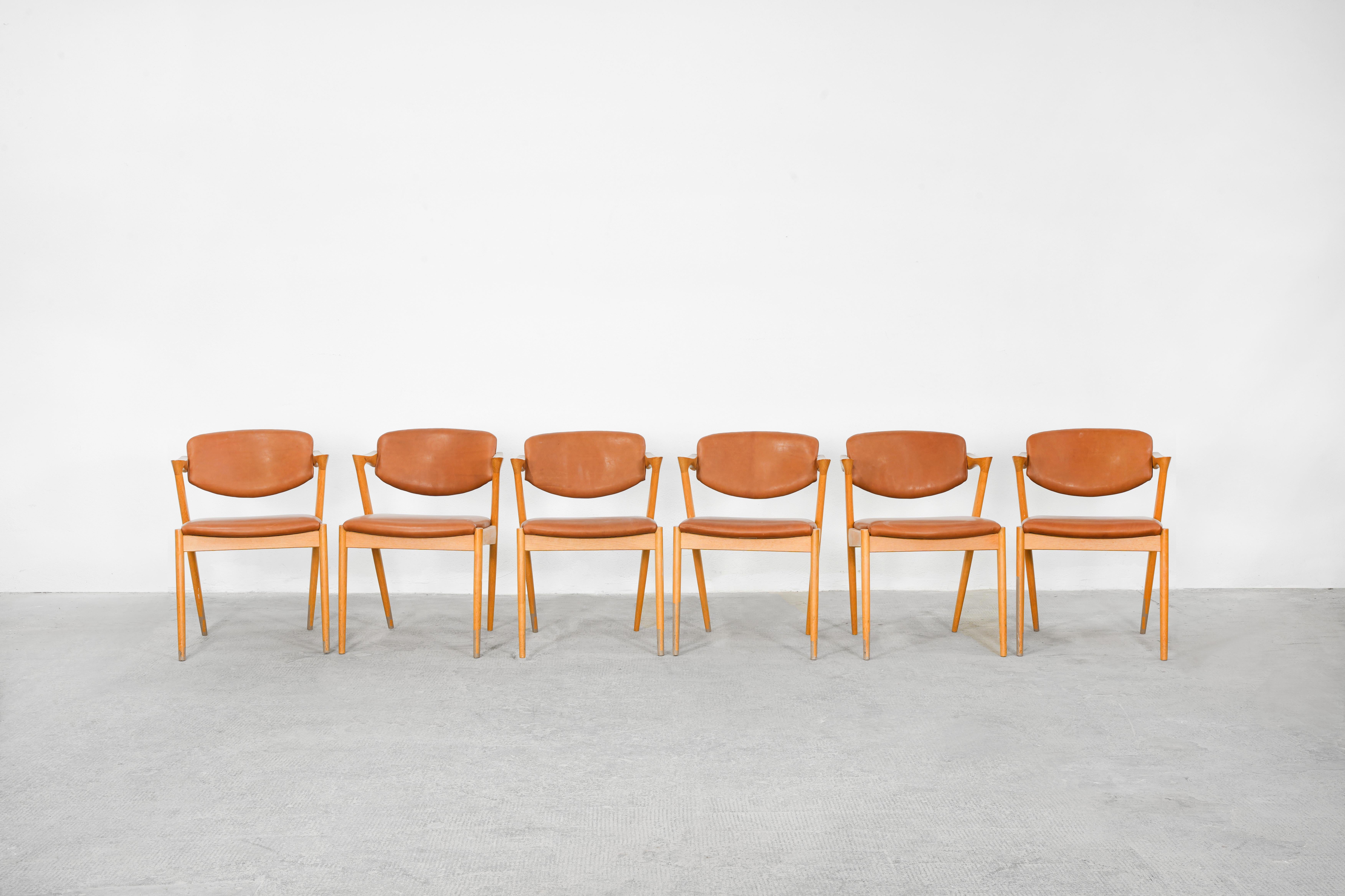 Très bel ensemble de six chaises de salle à manger conçues par Kai Kristiansen et produites par V.I.I.I. Andersen, Danemark, en 1964. Les chaises sont en très bon état, elles ont toutes été récemment retapissées avec du cuir marron de haute qualité