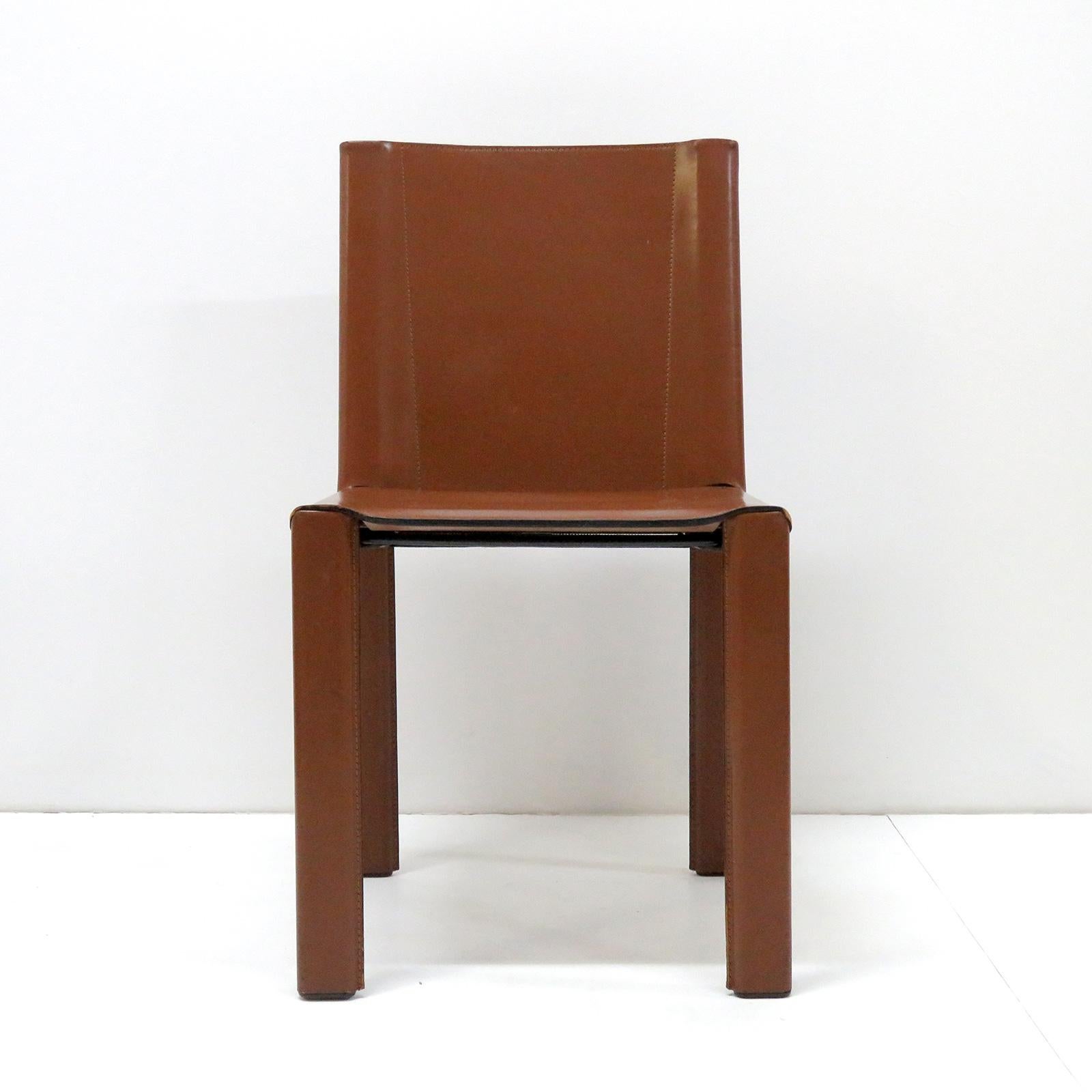 Élégantes chaises de salle à manger 'Coral' conçues et fabriquées par Matteo Grassi:: Italie:: 1980:: cadres en acier recouverts de cuir couleur cognac en très bon état. Cinq chaises plus une chaise avec accoudoirs disponibles.