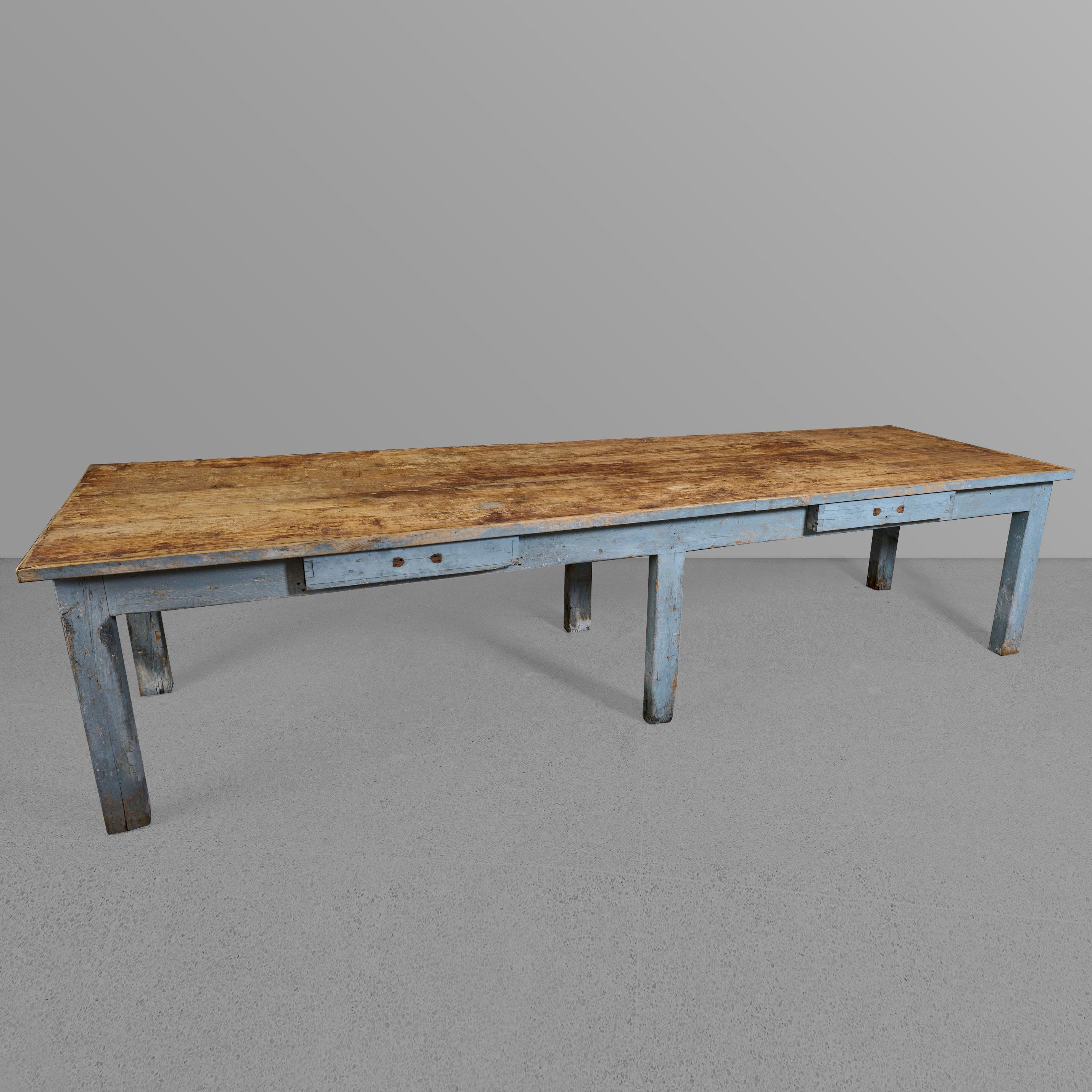 Tisch mit sechs Beinen und Schubladen. Wunderschöne Naturholzplatte mit blau lackiertem Sockel.

