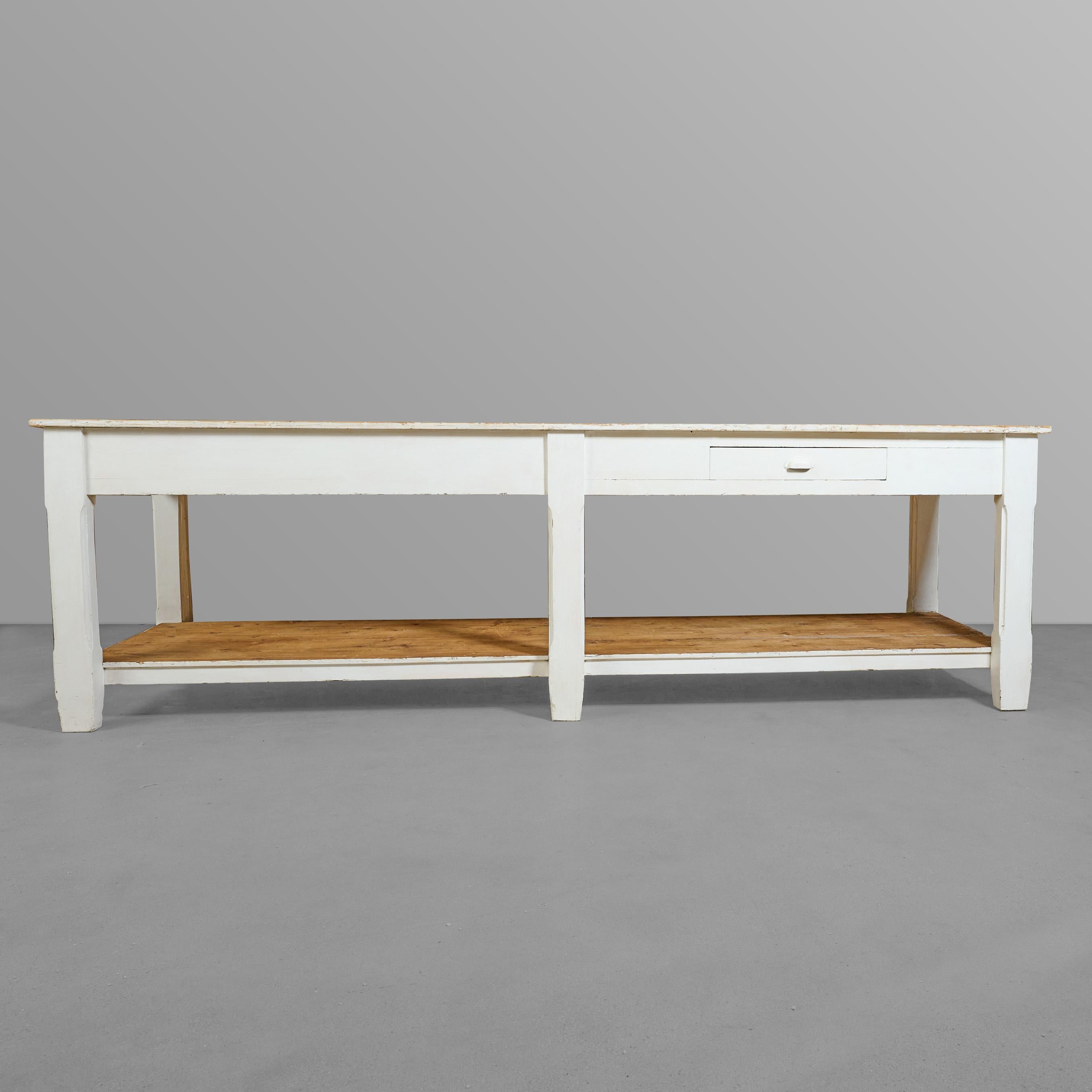 Merveilleuse table de tailleur à six pieds avec étagère inférieure et deux tiroirs. Magnifique étagère supérieure et inférieure non peinte.