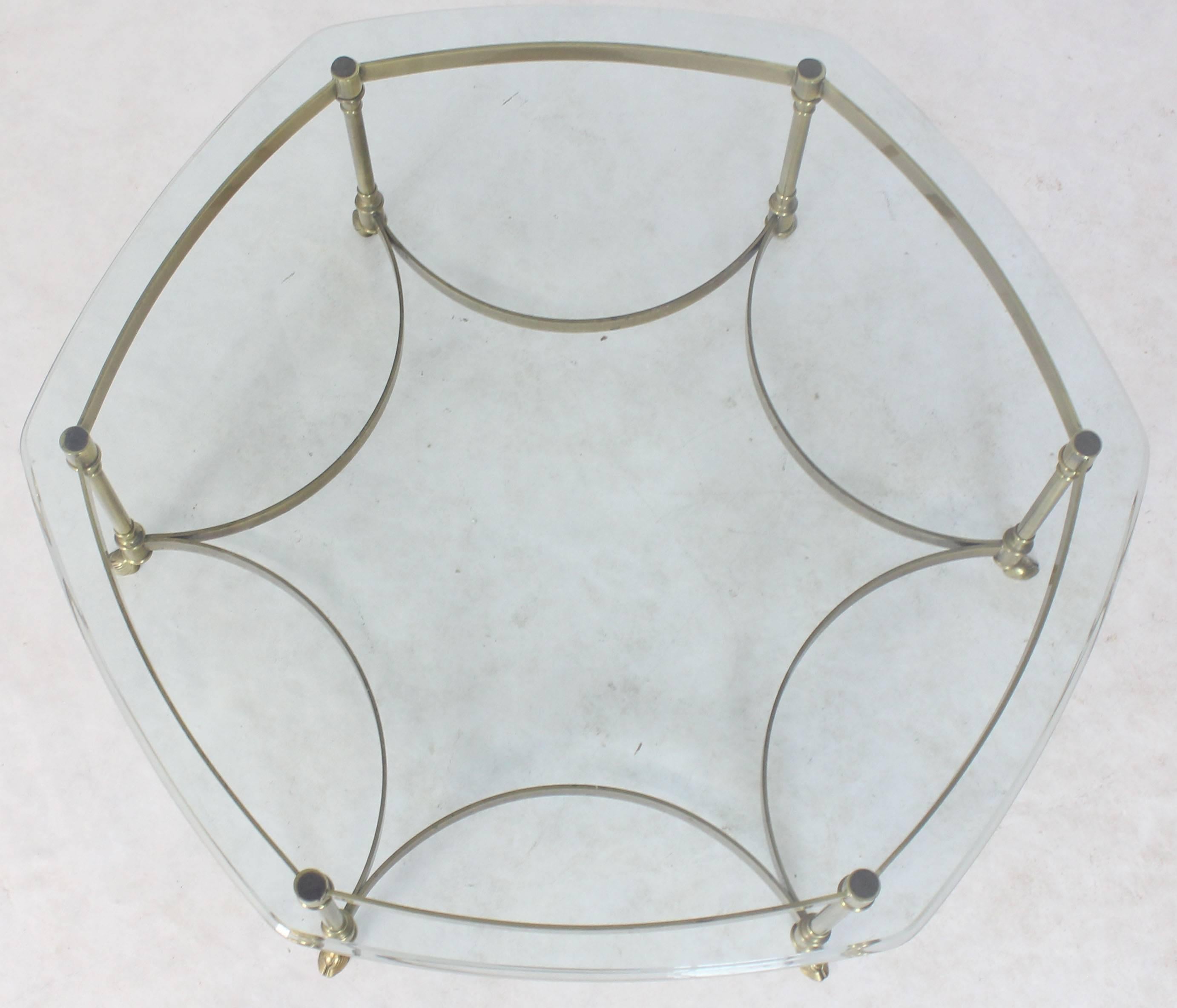 Mid-Century Modern Table basse à six pieds en laiton massif, plateau en verre hexagonal rond en vente