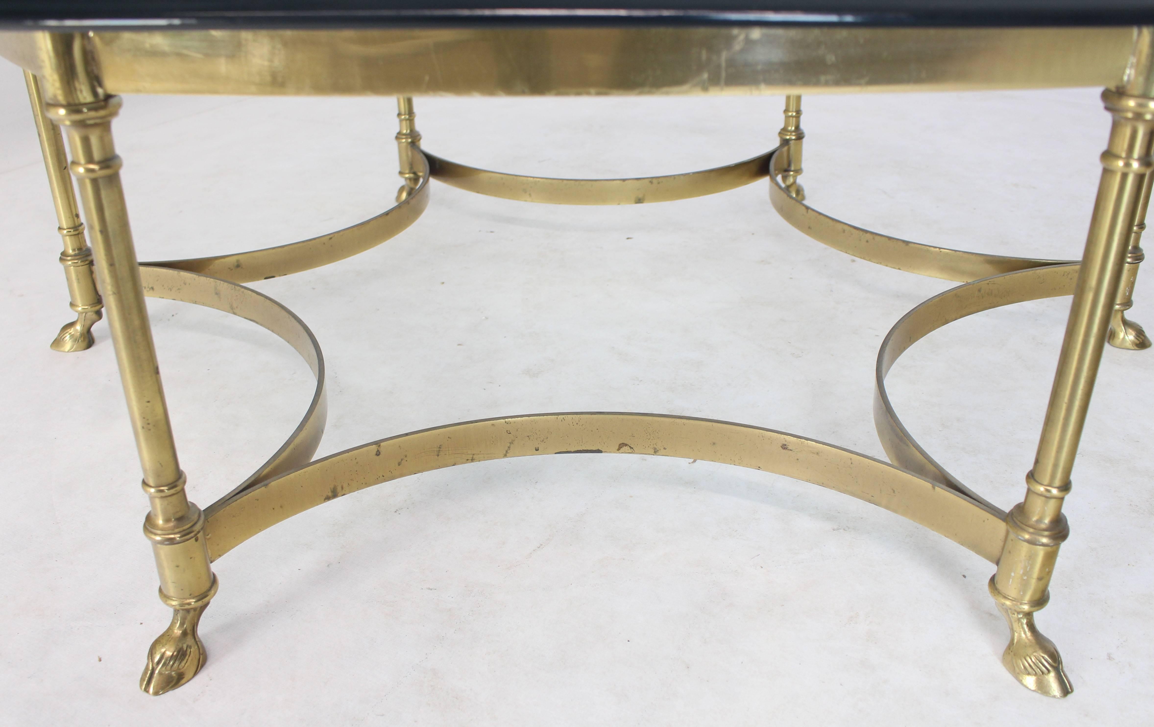 italien Table basse à six pieds en laiton massif, plateau en verre hexagonal rond en vente