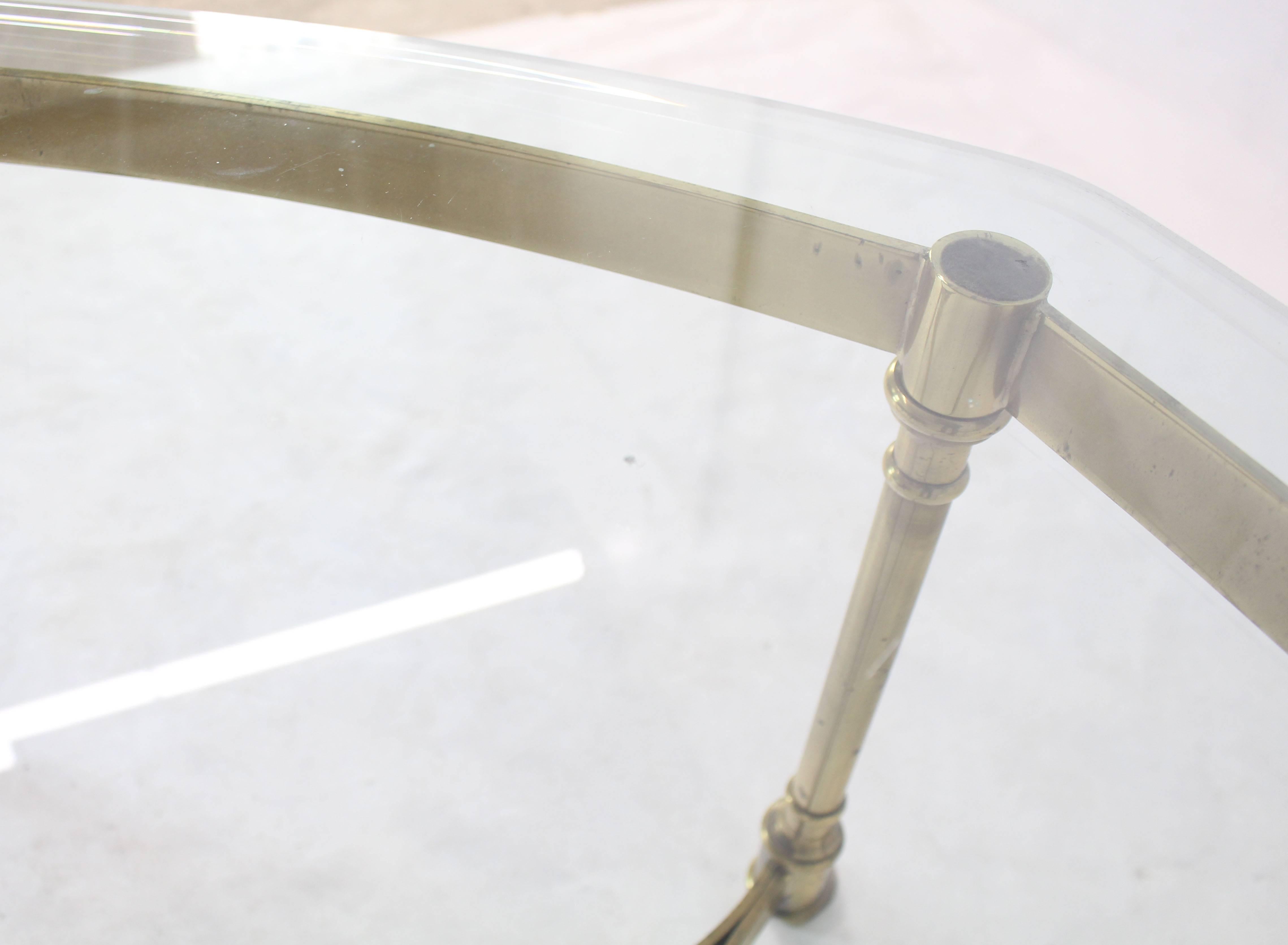 Sechsbeiniger runder Sechsbein-Couchtisch mit Glasplatte und Huffüßen aus massivem Messing im Zustand „Gut“ im Angebot in Rockaway, NJ