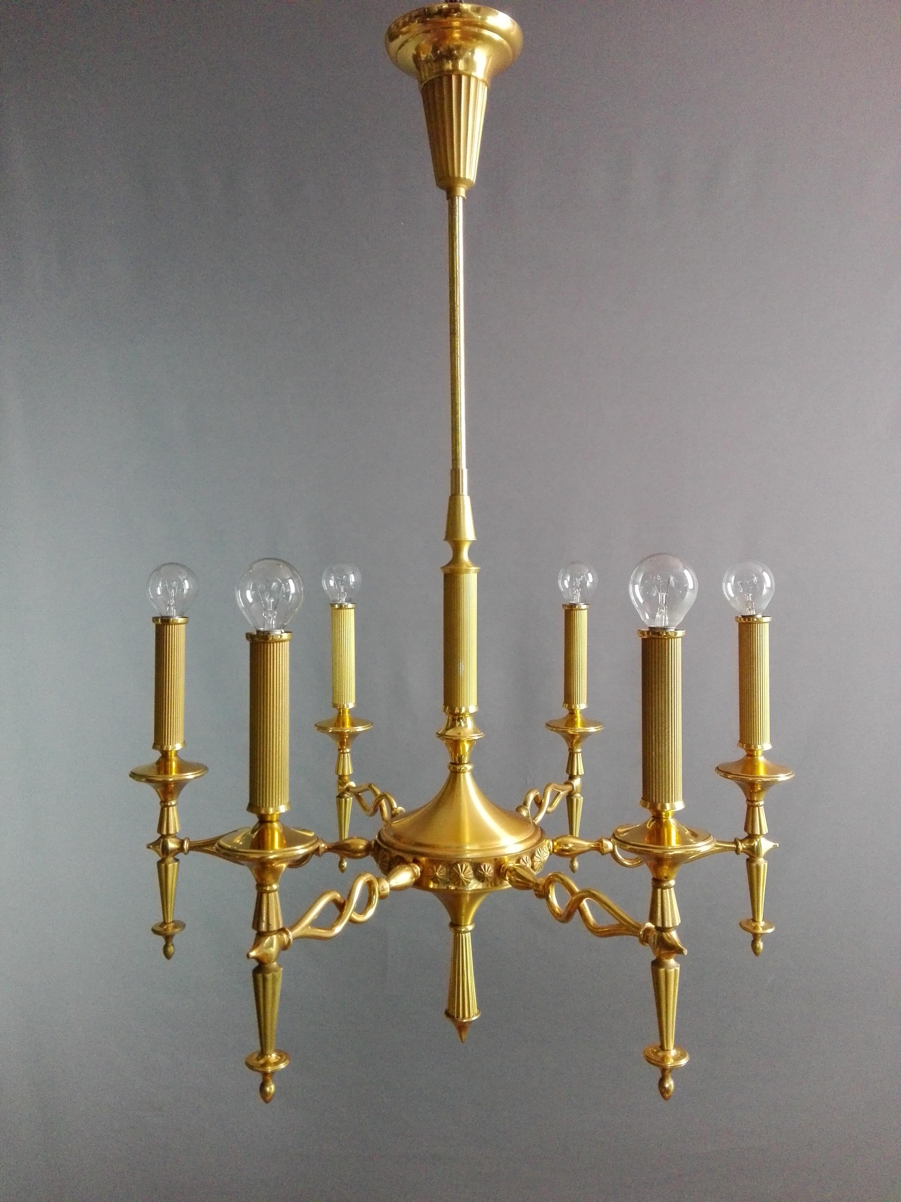 A splendid and refined 1950s Oscar Torlasco attributable six-light chandelier for Lumi Milano, Italy, in gilded solid brass, made and finished to a very high standard! 
Works both 110-240 volts.
Stunning and absolutely rare the classic shape of its