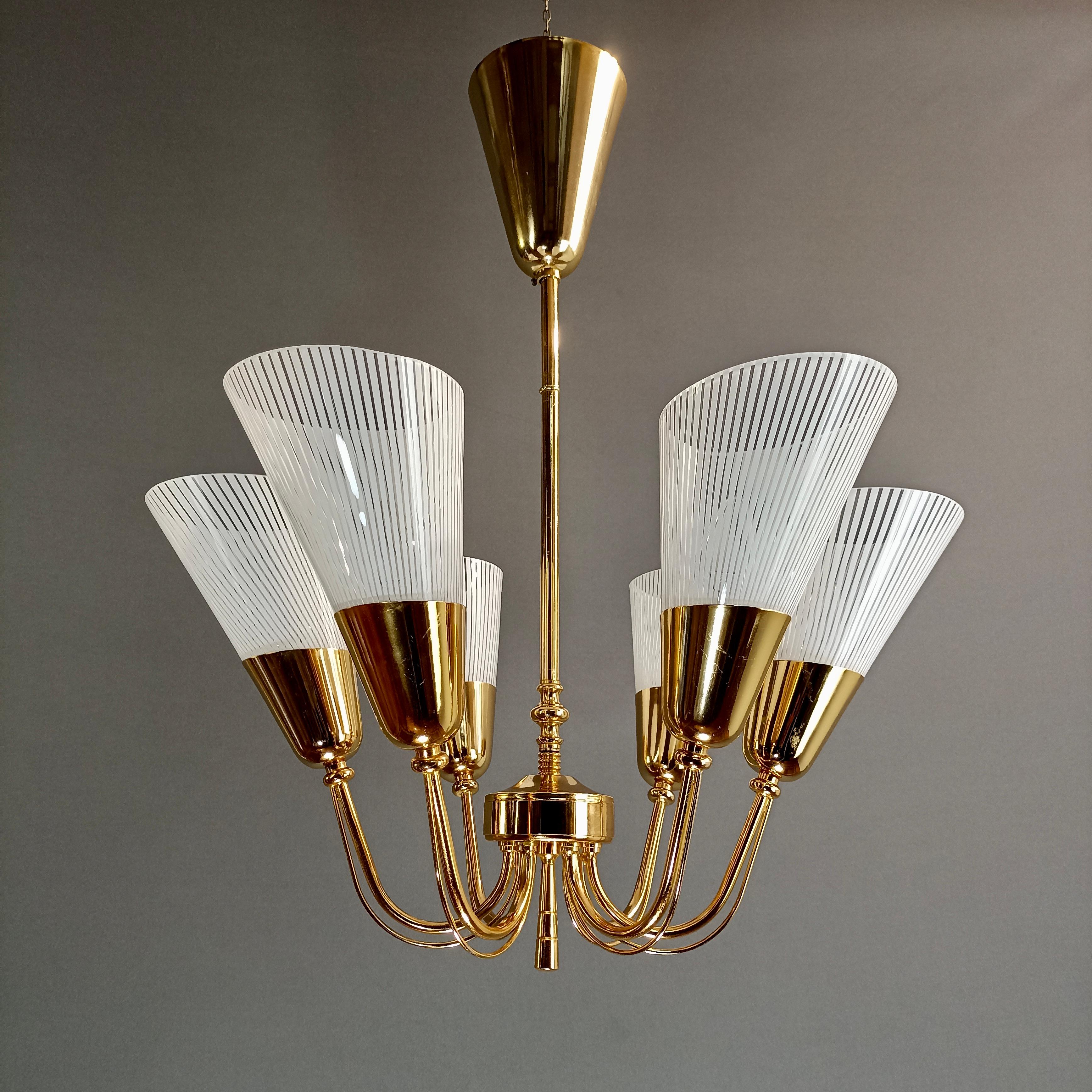 Elegant Italian six-light chandelier in gilded metal and glass from the 1960s. The carefully crafted gilded structure consists of six arms with conical glass holders which, together with the ceiling canopy give the entire chandelier a very refined