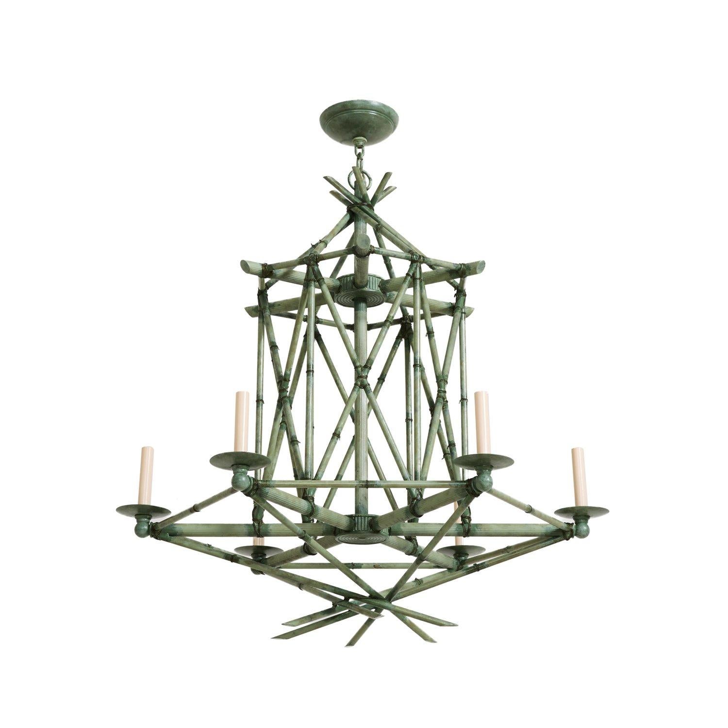 Un lampadario a sei luci in finto bambù. Una struttura geometrica giocosamente intricata formata da sezioni incrociate di ottone dipinto a mano, che creano un effetto bruciacchiato. Con sei bobeches che emettono candele con un massimo di 60 watt