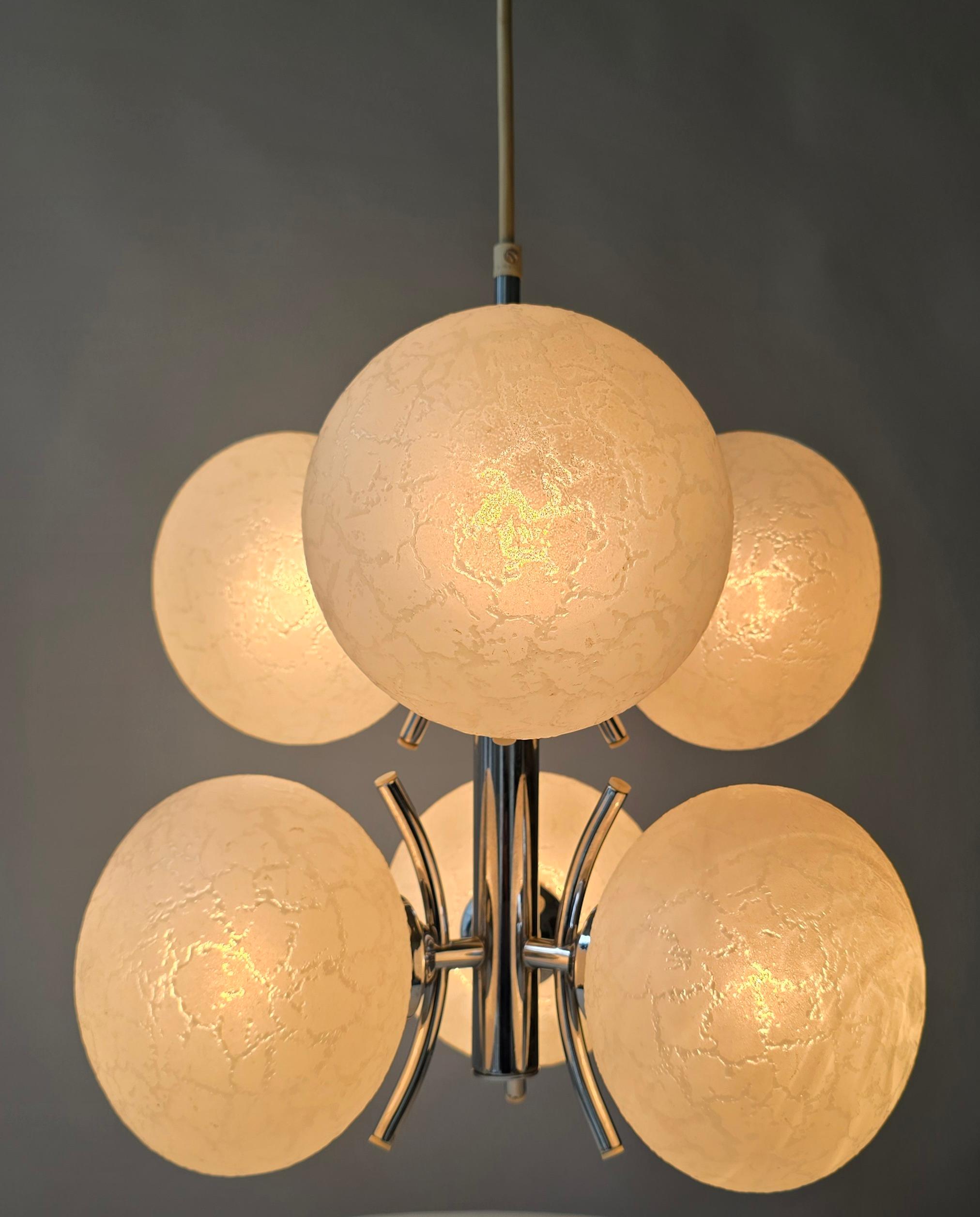 Lampadario da collezione a sei luci in cromo e vetro smerigliato a forma di globo degli anni '70

Un sorprendente lampadario a sei luci degli anni '70, realizzato con una scultorea struttura cromata e sei globi di vetro smerigliato con una raffinata