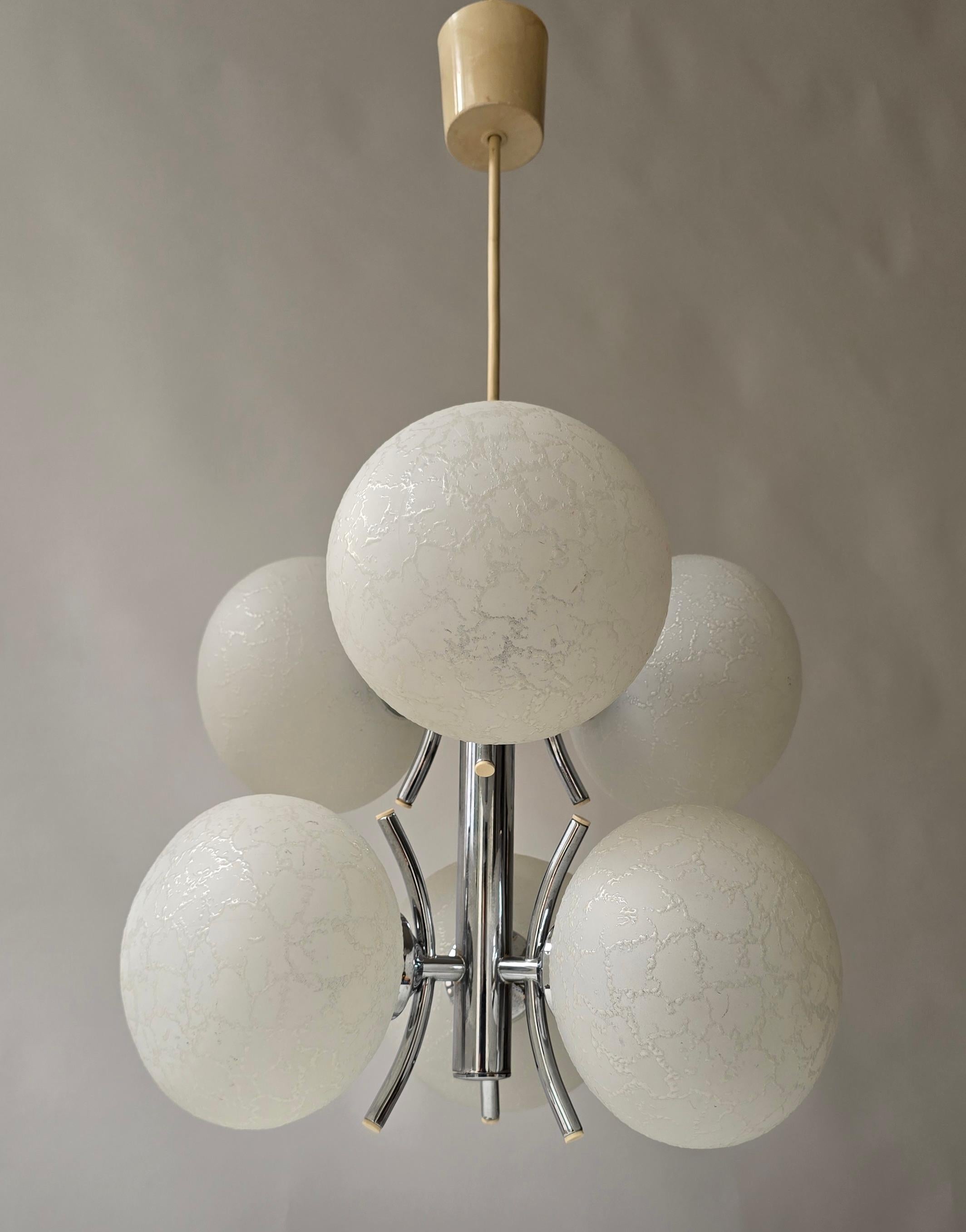 Italiano Lampadario a sei luci con globo in cromo e vetro smerigliato in vendita