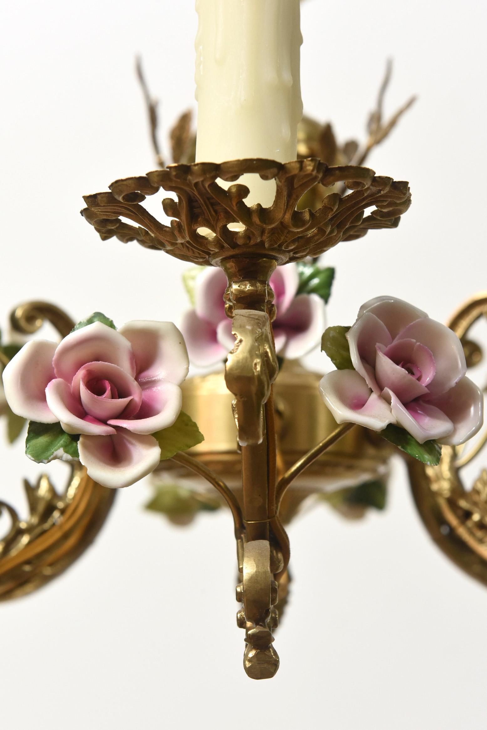 Baroque Lustre français à six feux avec roses en porcelaine en vente