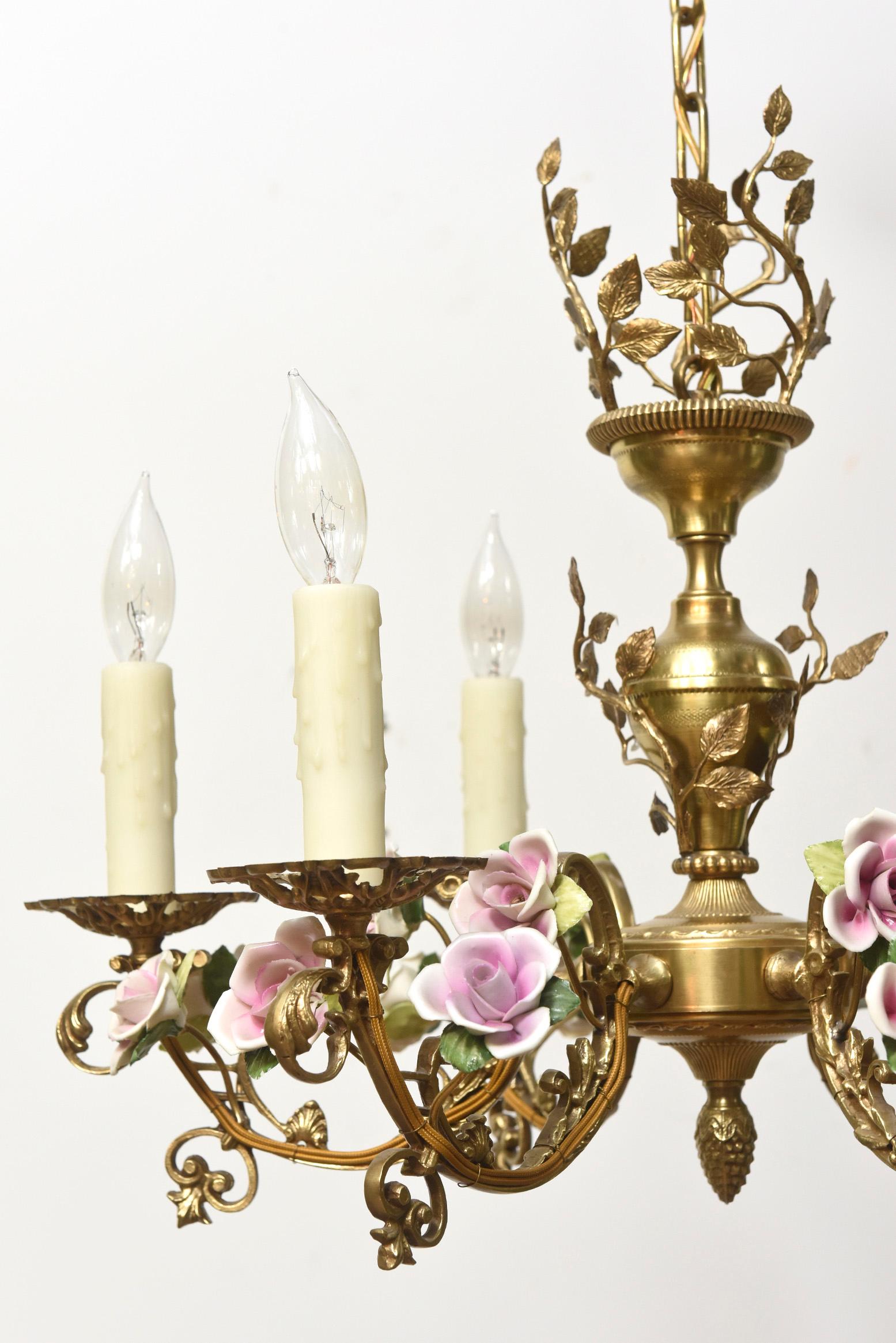 Lustre français à six feux avec roses en porcelaine Bon état - En vente à Canton, MA