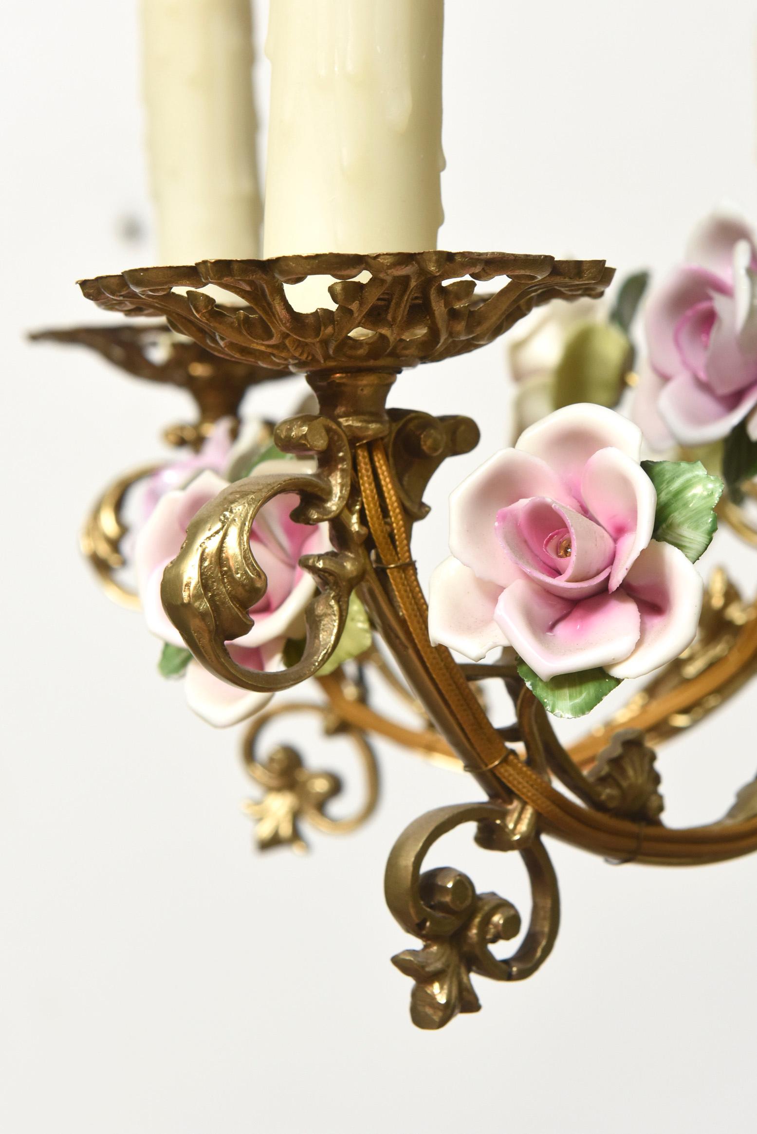 Lustre français à six feux avec roses en porcelaine en vente 1