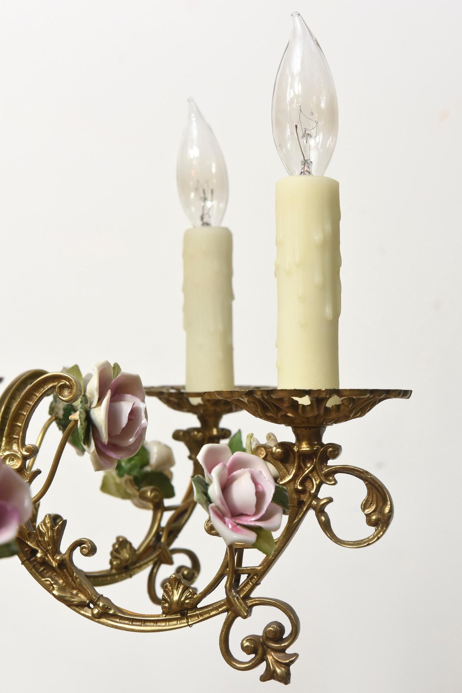 Lustre français à six feux avec roses en porcelaine en vente 2