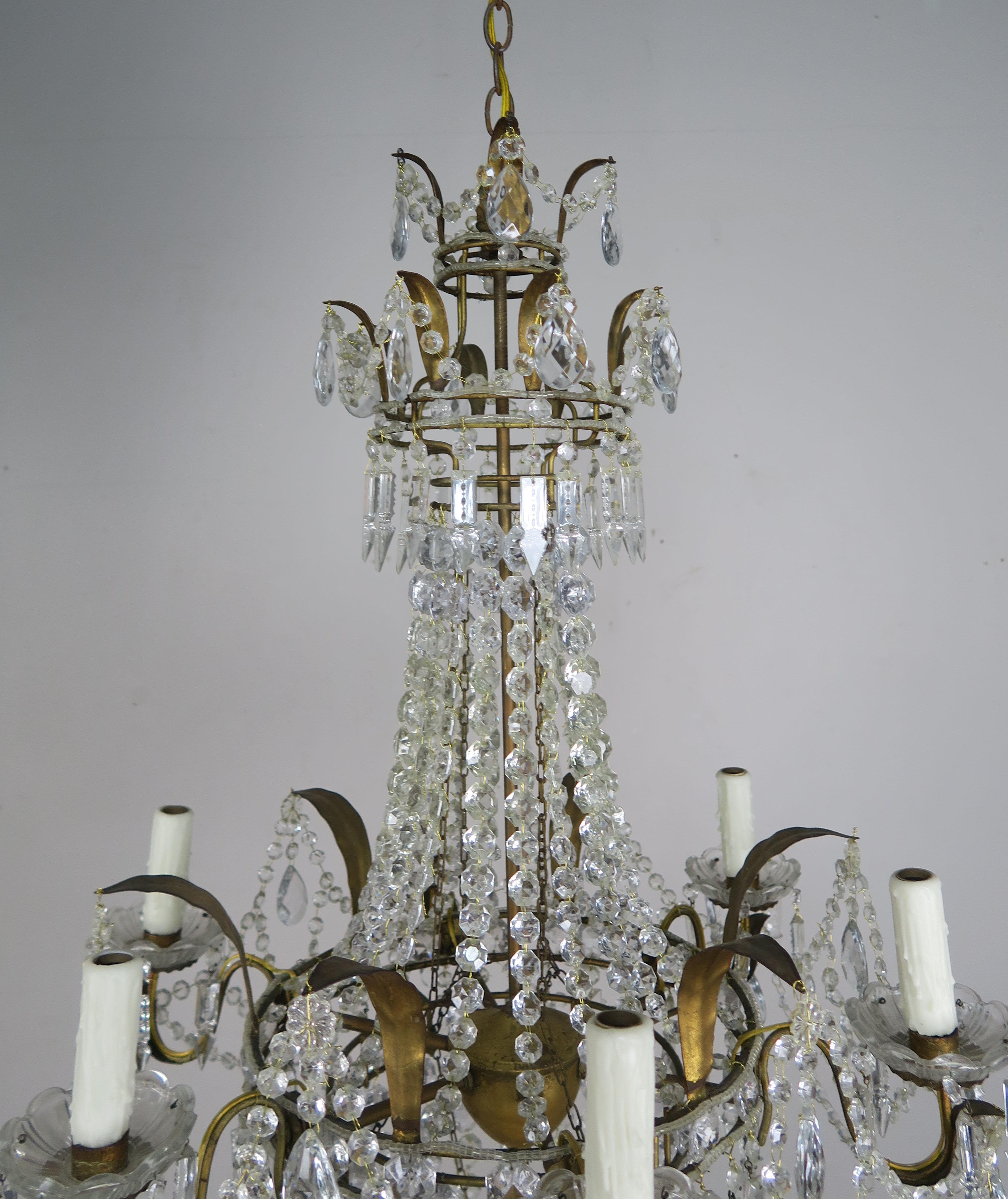 Français Lustre français à six lumières en métal doré et perles de cristal, c. 1900 en vente