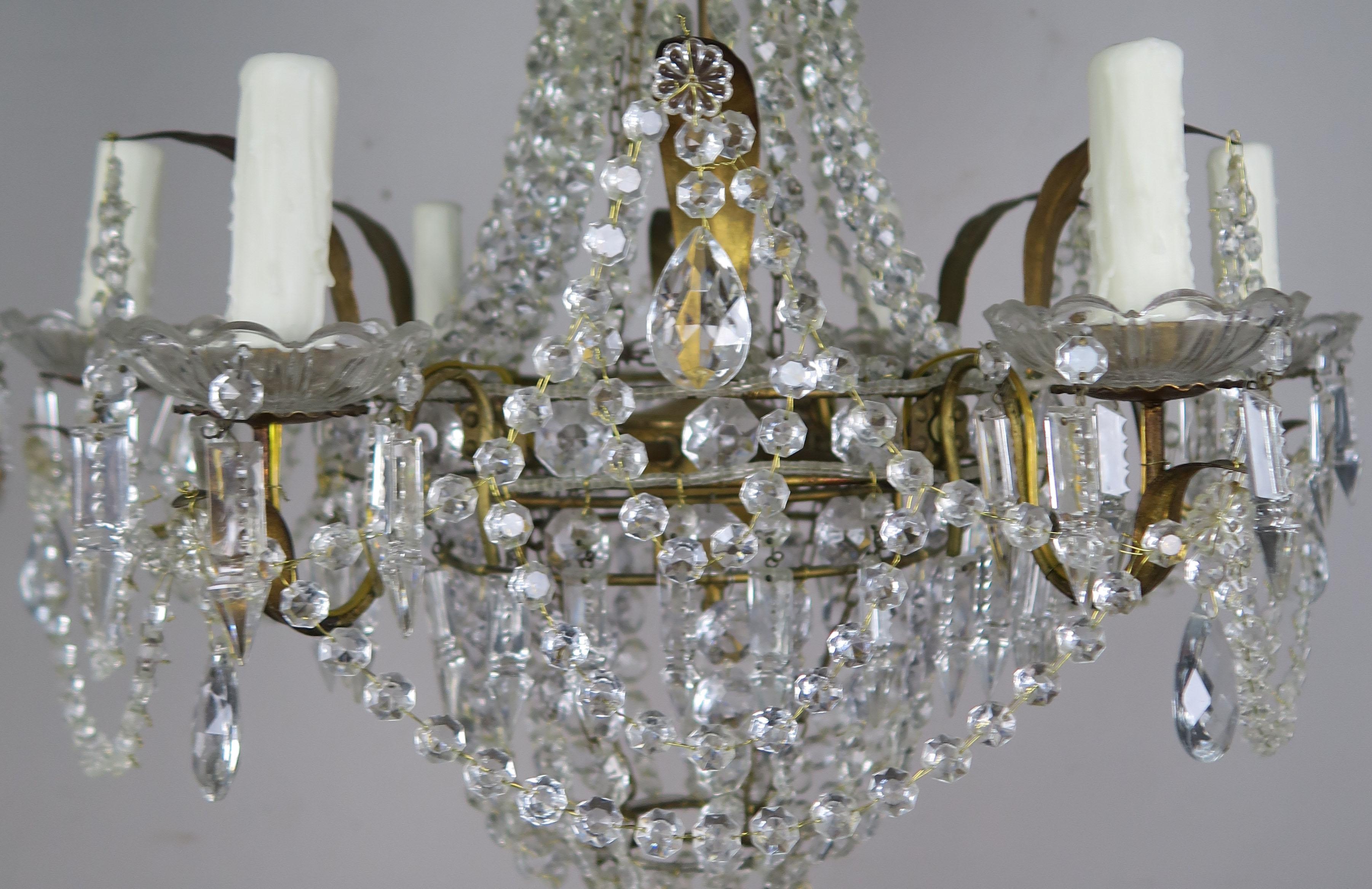 Sechsflammiger französischer Kronleuchter aus vergoldetem Metall und Kristall mit Perlen, um 1900 (Vergoldet) im Angebot