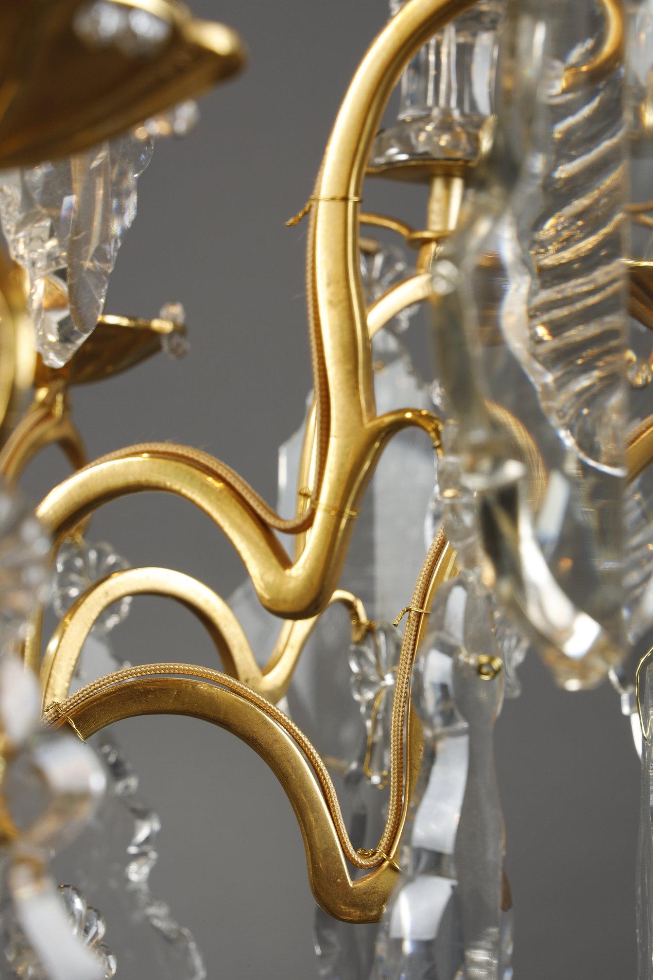 Sechsflammiger Käfig-Kronleuchter aus vergoldeter Bronze mit geschliffenen Kristall-Anhängern und Taggers im Angebot 11