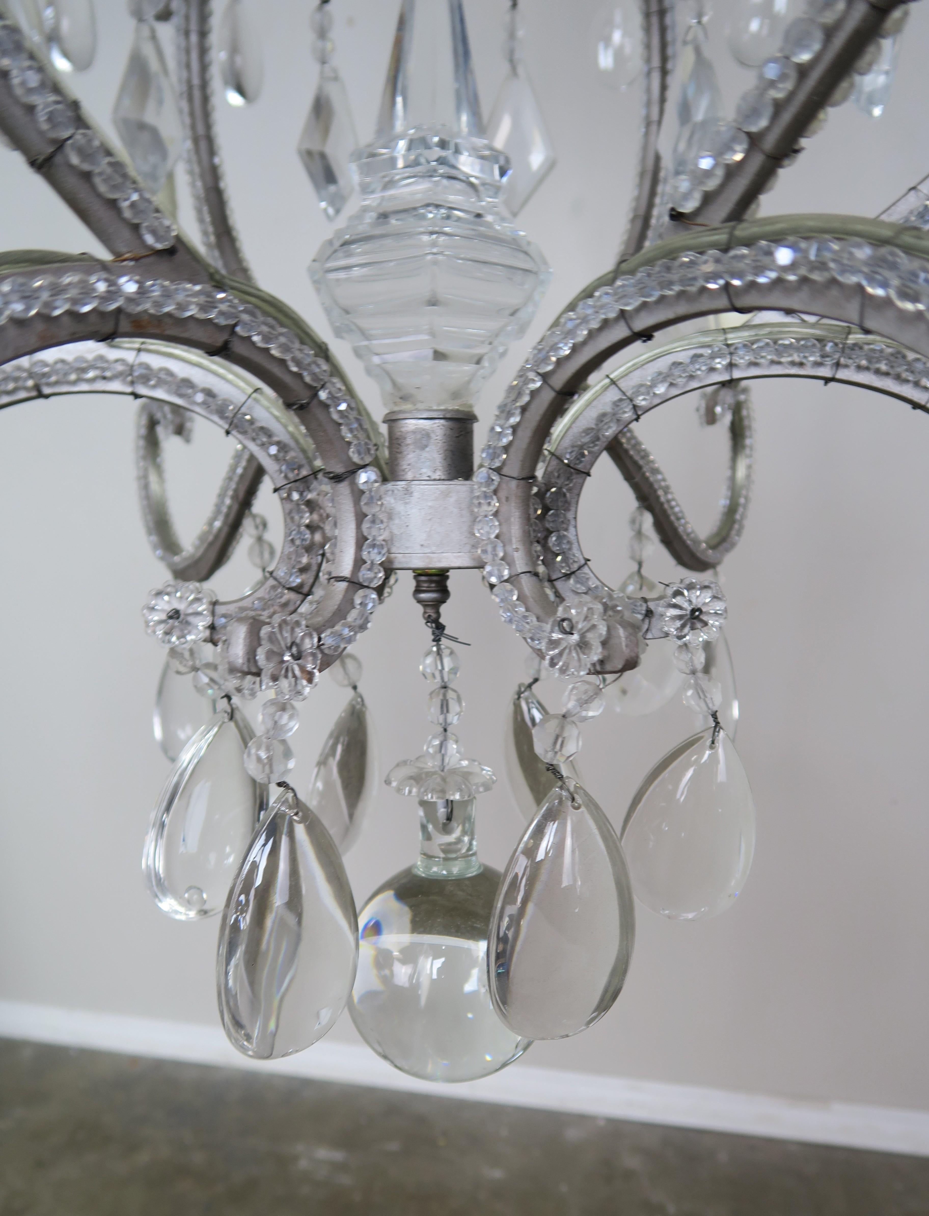 Sechs-Licht-Kronleuchter im italienischen Stil aus perlenbesetztem Kristall (20. Jahrhundert)