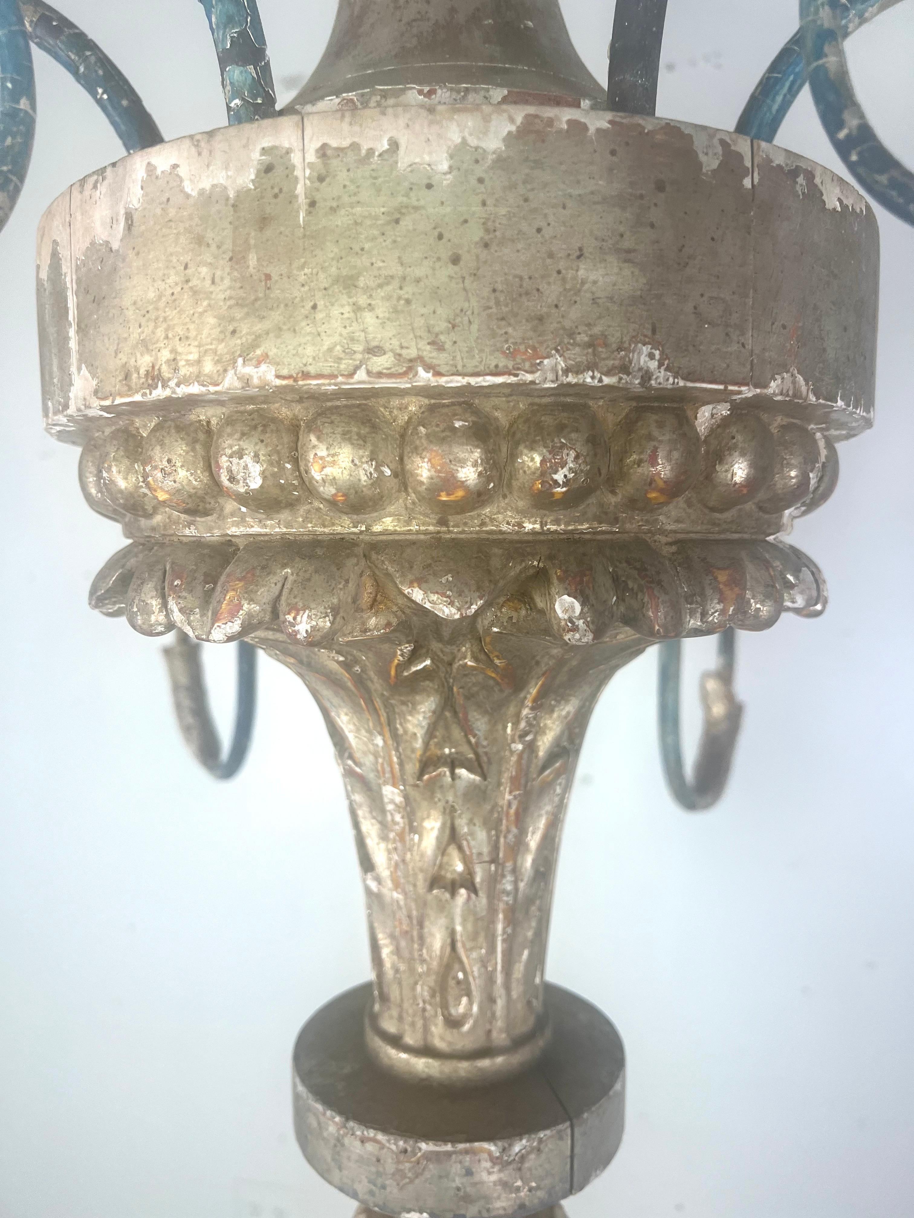 Lampadario a sei luci in legno argentato in stile italiano in vendita 7