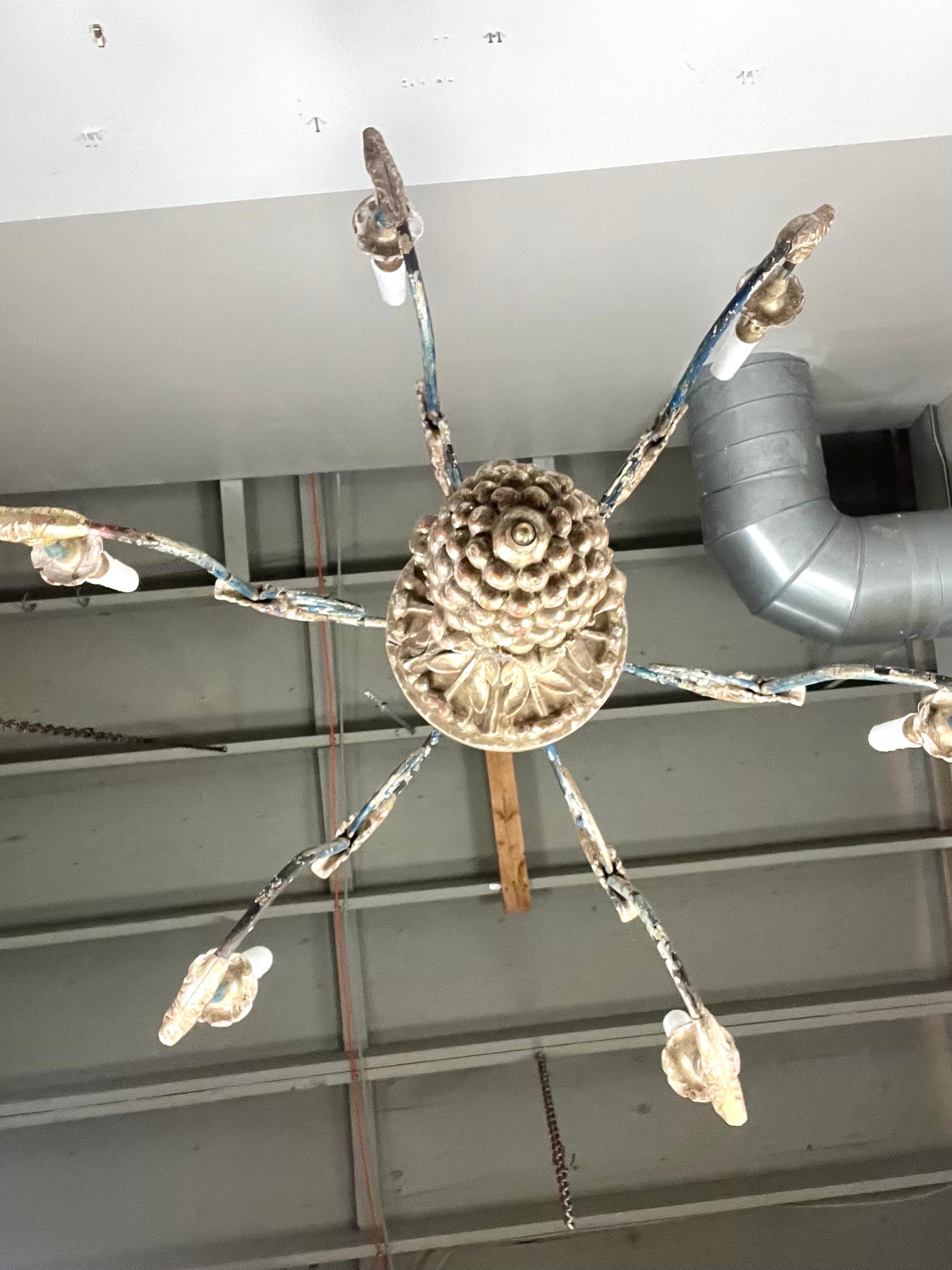 Lampadario a sei luci in legno argentato in stile italiano in vendita 8