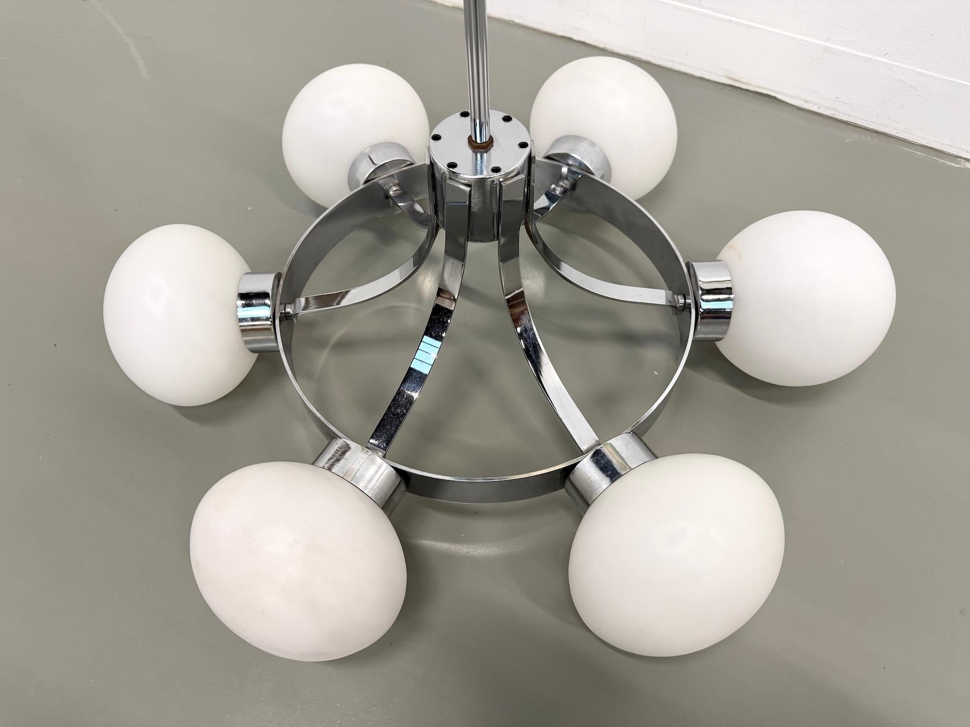 Ère spatiale Lampe suspendue à six lumières CIRCA Gaetano Scolari pour Guzzini, Italie, vers 1970 en vente
