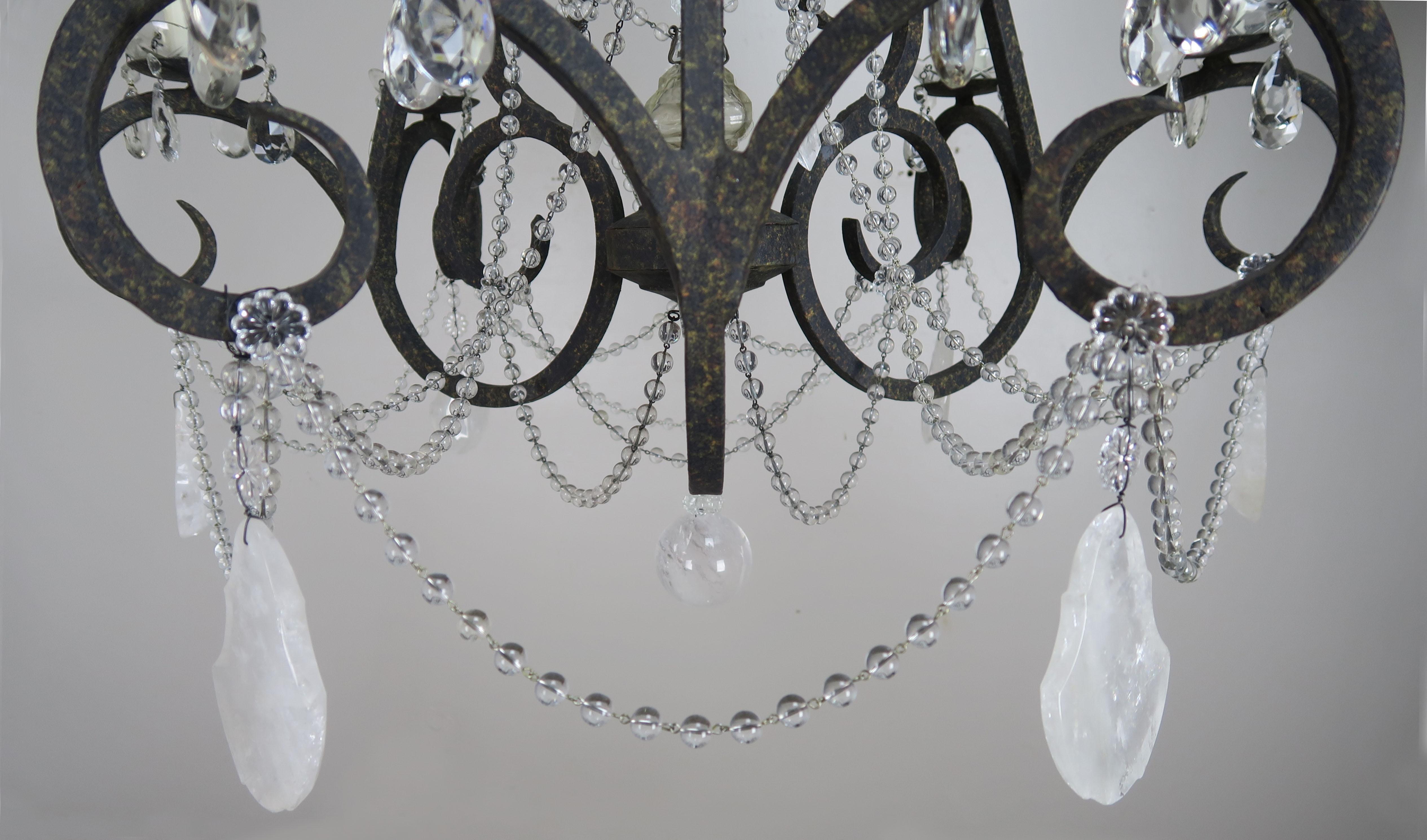 Schmiedeeisen-Kronleuchter mit sechs Lichtern aus Bergkristall im Zustand „Hervorragend“ im Angebot in Los Angeles, CA
