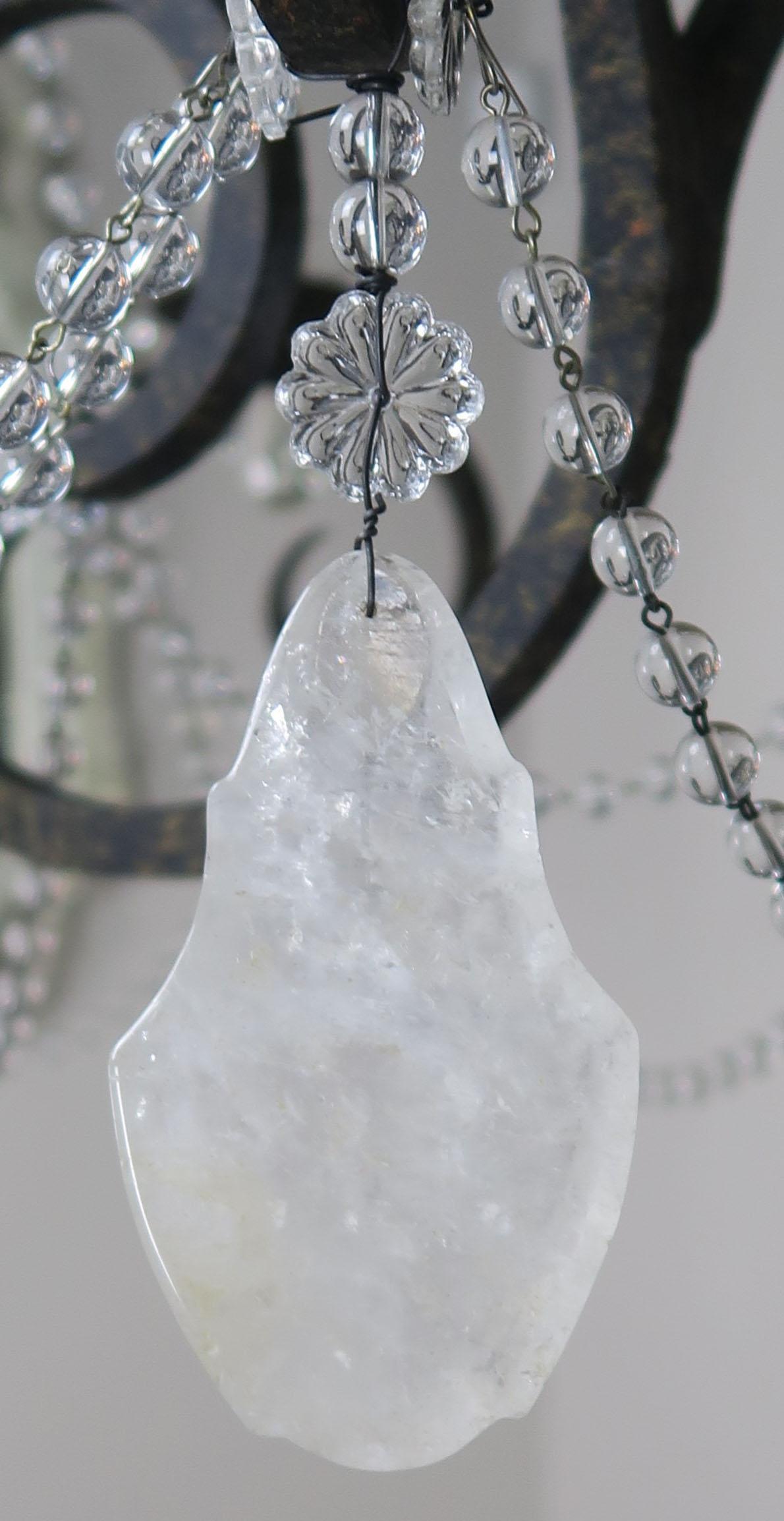 Cristal de roche Lustre à six lumières en fer forgé et cristal de roche en vente