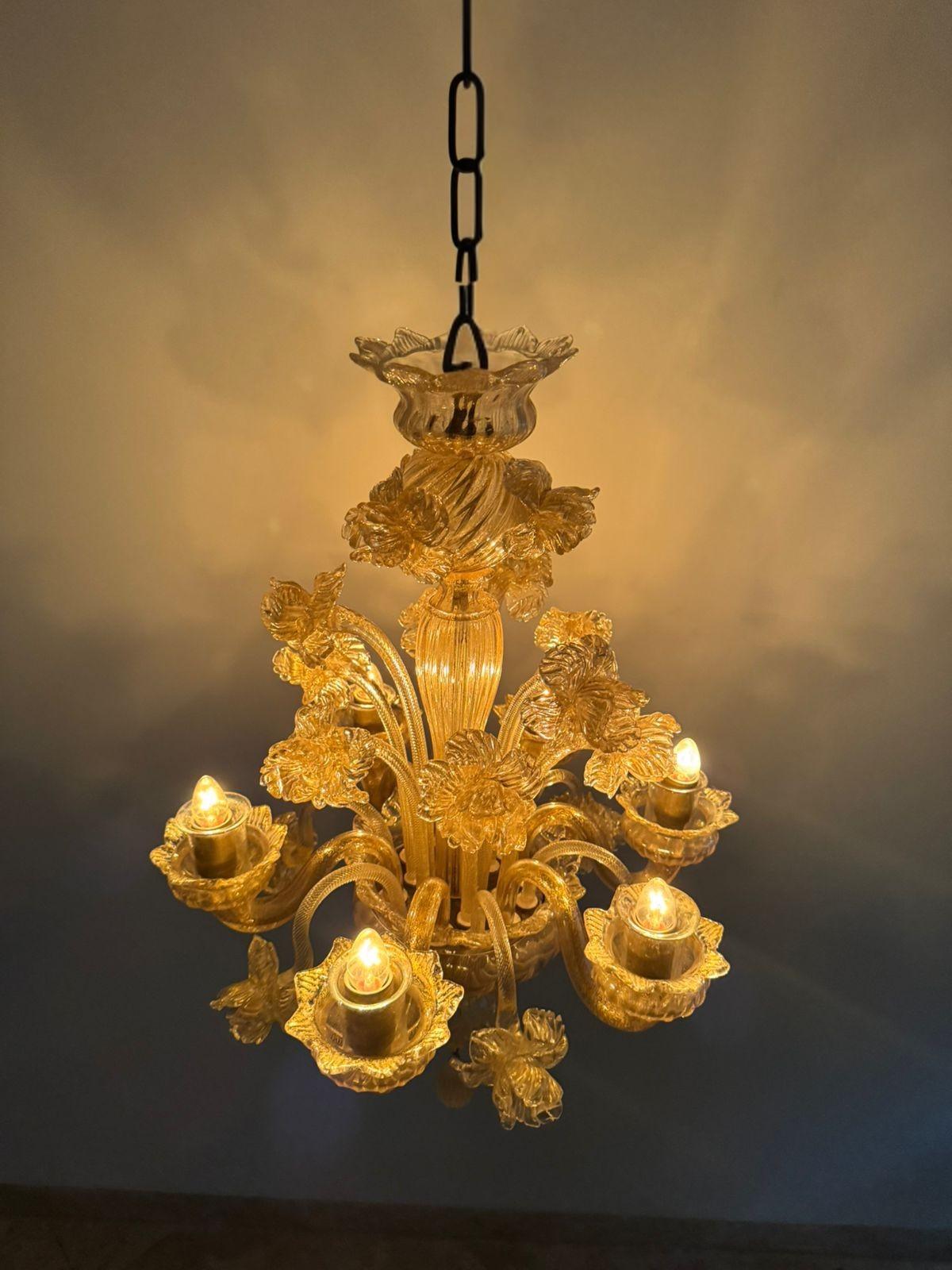 Lampadario floreale Seguso a sei luci in vetro di Murano con polvere d'oro, circa 1950 in vendita 3