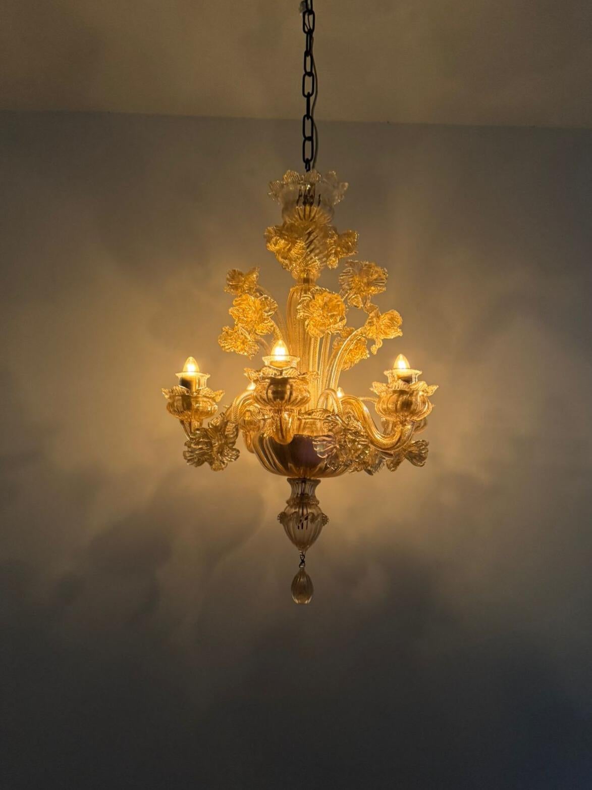 Lampadario floreale Seguso a sei luci in vetro di Murano con polvere d'oro, circa 1950 in vendita 4