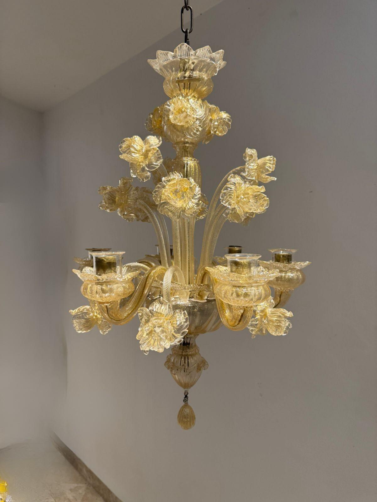 Mid-Century moderno Lampadario floreale Seguso a sei luci in vetro di Murano con polvere d'oro, circa 1950 in vendita