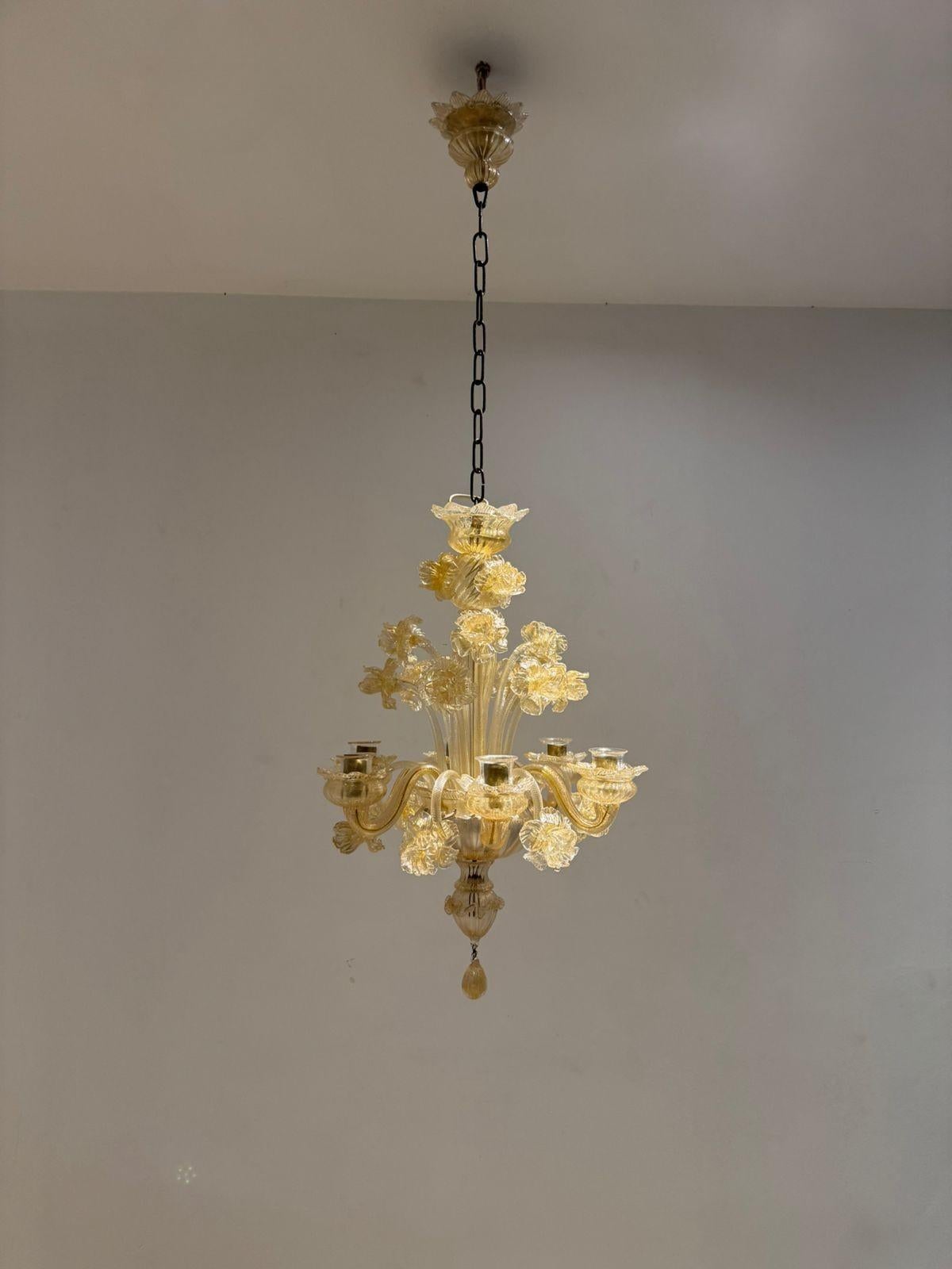 Italiano Lampadario floreale Seguso a sei luci in vetro di Murano con polvere d'oro, circa 1950 in vendita
