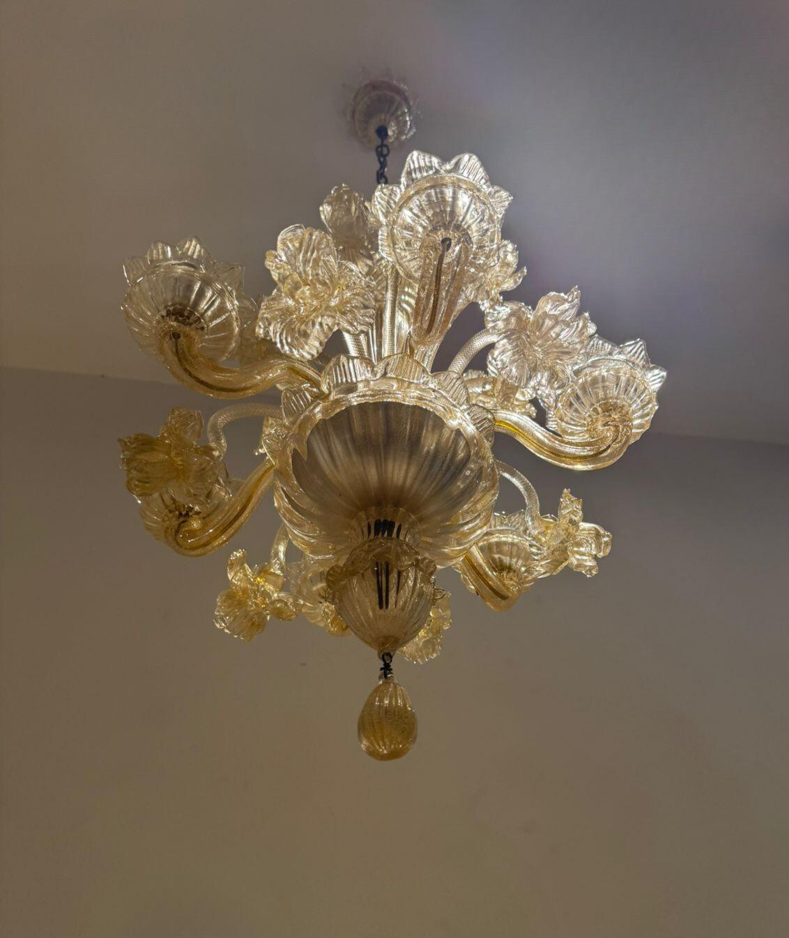 Metà XX secolo Lampadario floreale Seguso a sei luci in vetro di Murano con polvere d'oro, circa 1950 in vendita